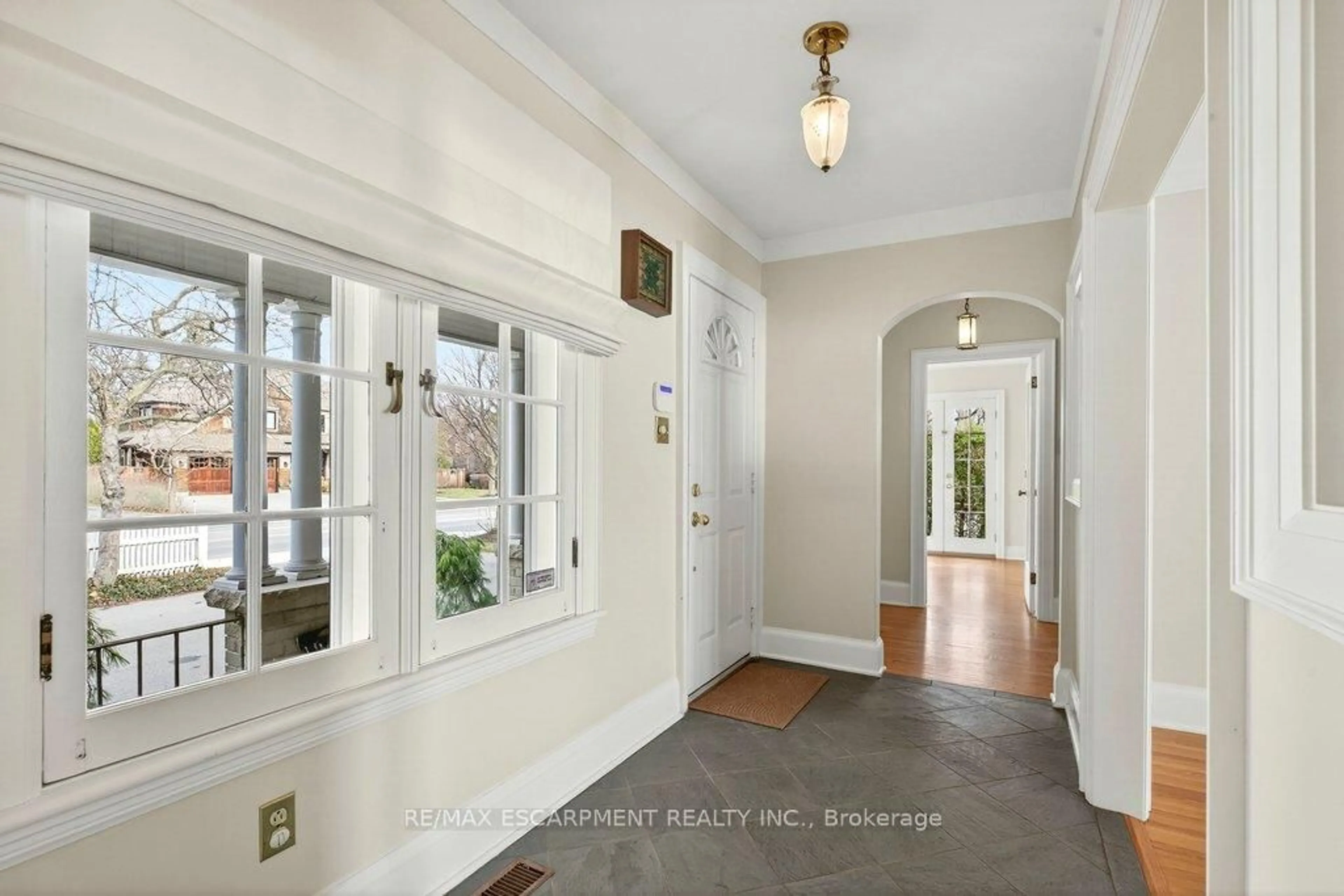 Indoor entryway for 3196 Lakeshore Rd, Burlington Ontario L7N 1A4