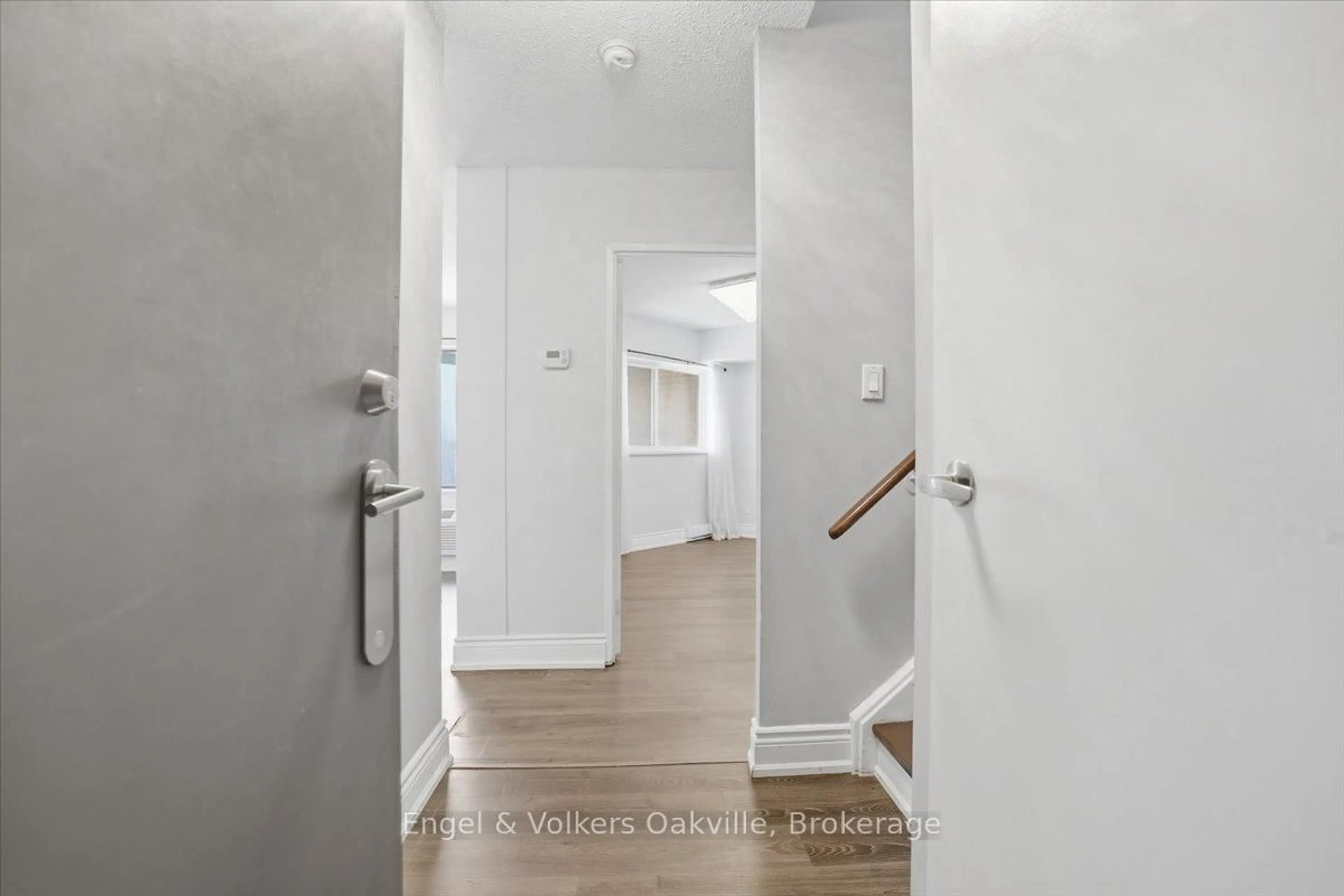 Indoor entryway for 1000 Cedarglen Gate #625, Mississauga Ontario L5C 3Z5