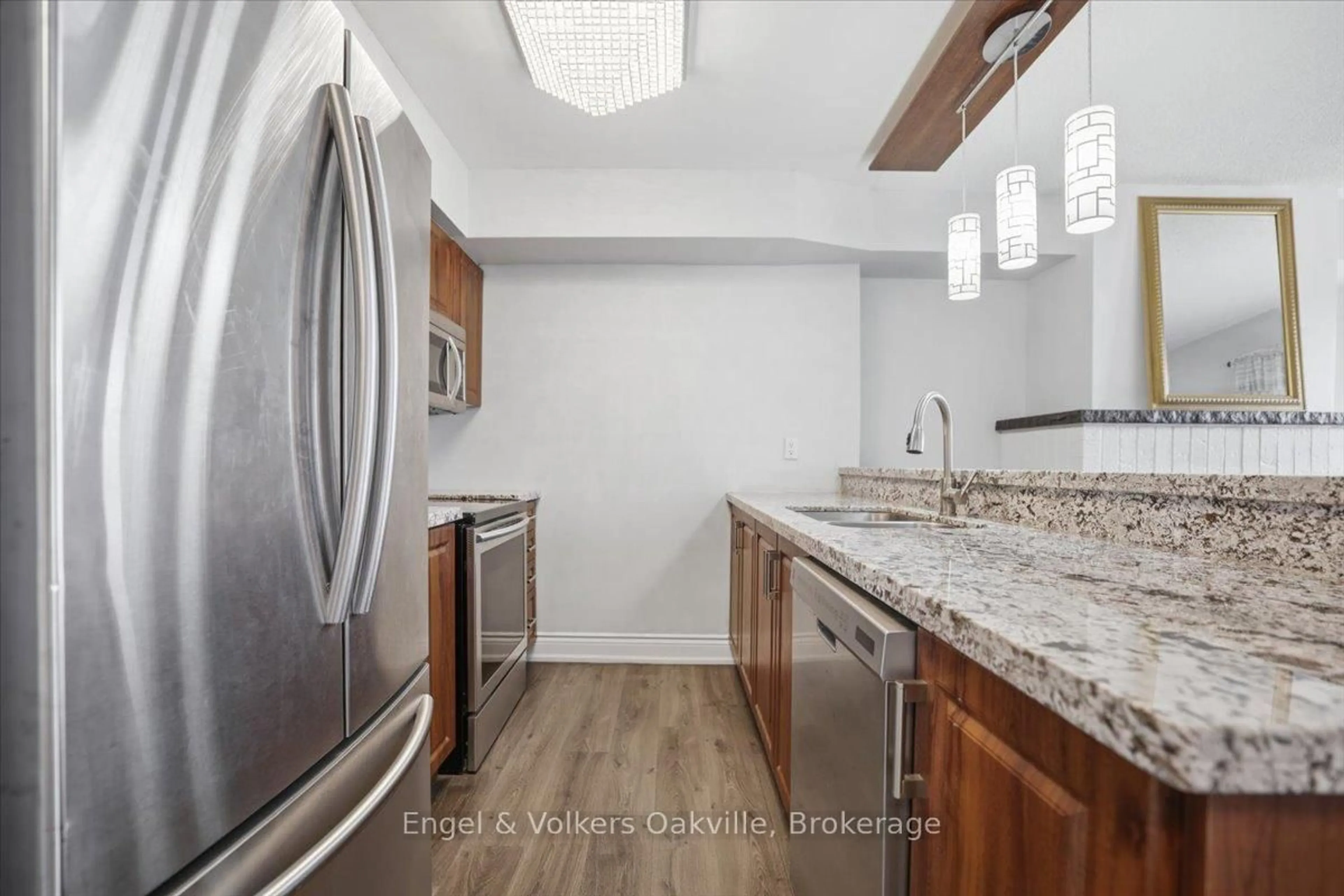 Standard kitchen, ceramic/tile floor for 1000 Cedarglen Gate #625, Mississauga Ontario L5C 3Z5