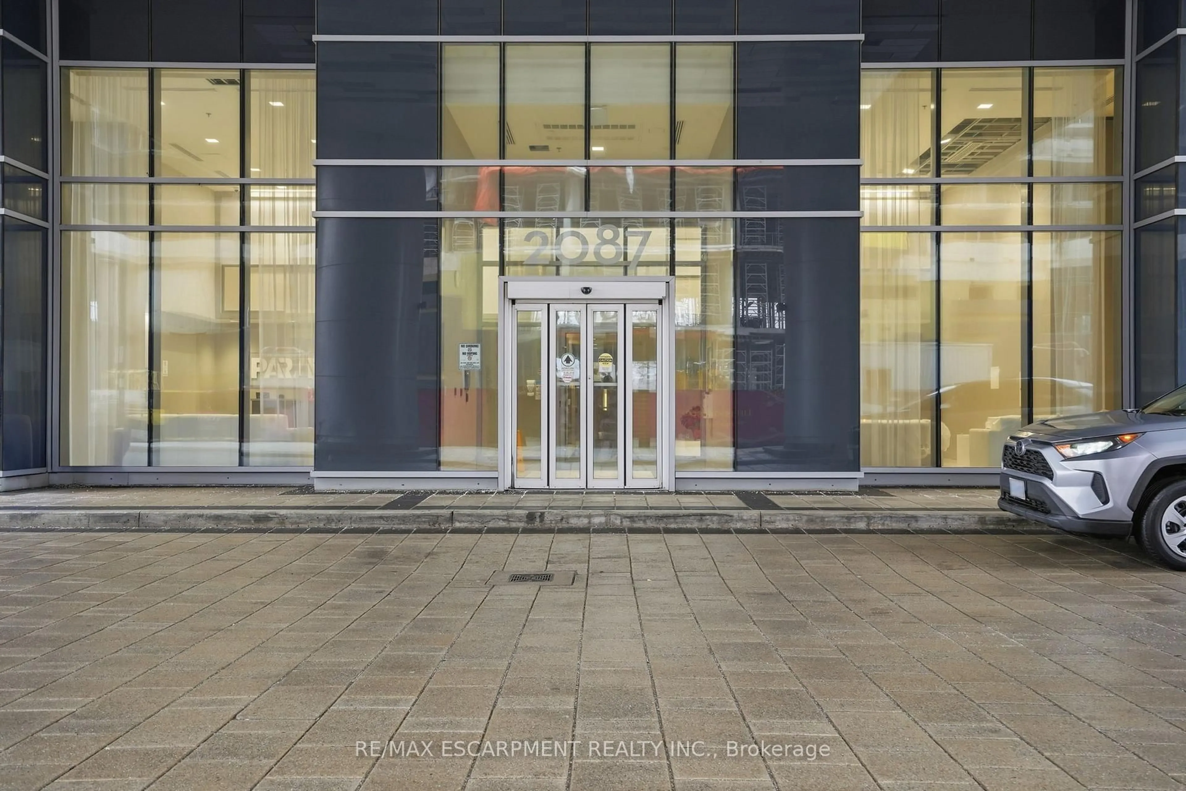 Indoor foyer for 2087 Fairview St #1310, Burlington Ontario L7R 0E5