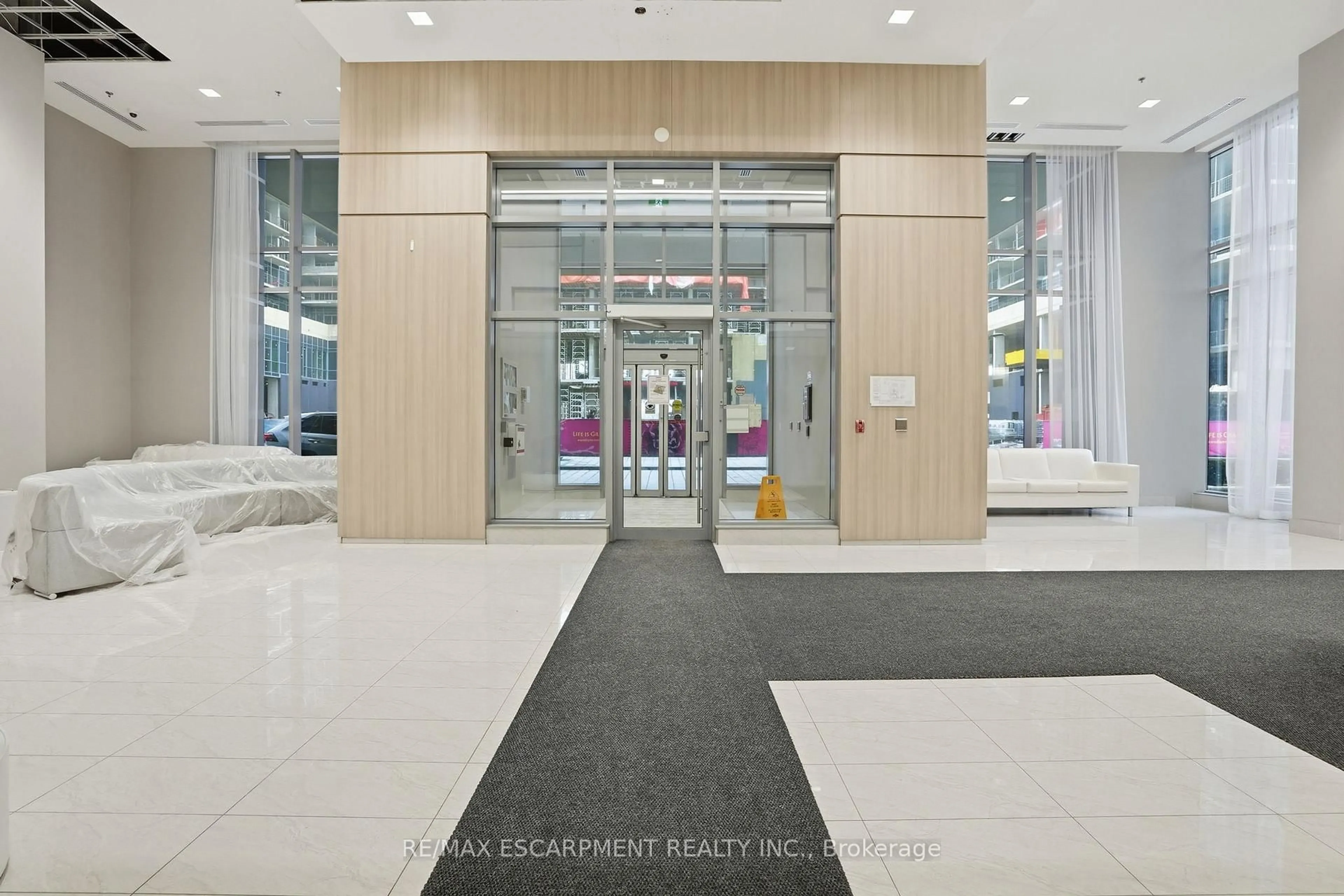 Indoor foyer for 2087 Fairview St #1310, Burlington Ontario L7R 0E5