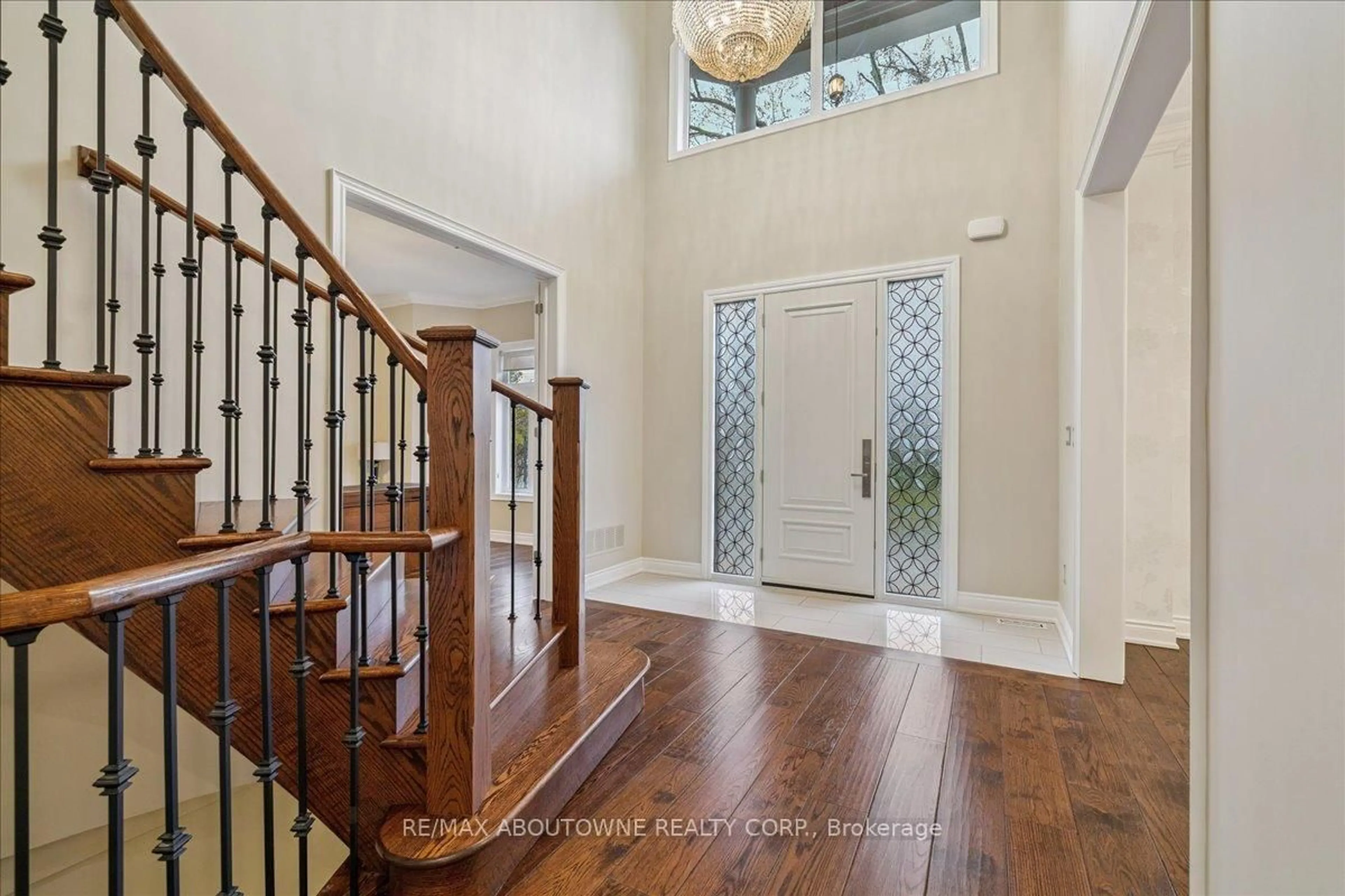 Indoor entryway for 1379 Rebecca St, Oakville Ontario L6L 1Z3