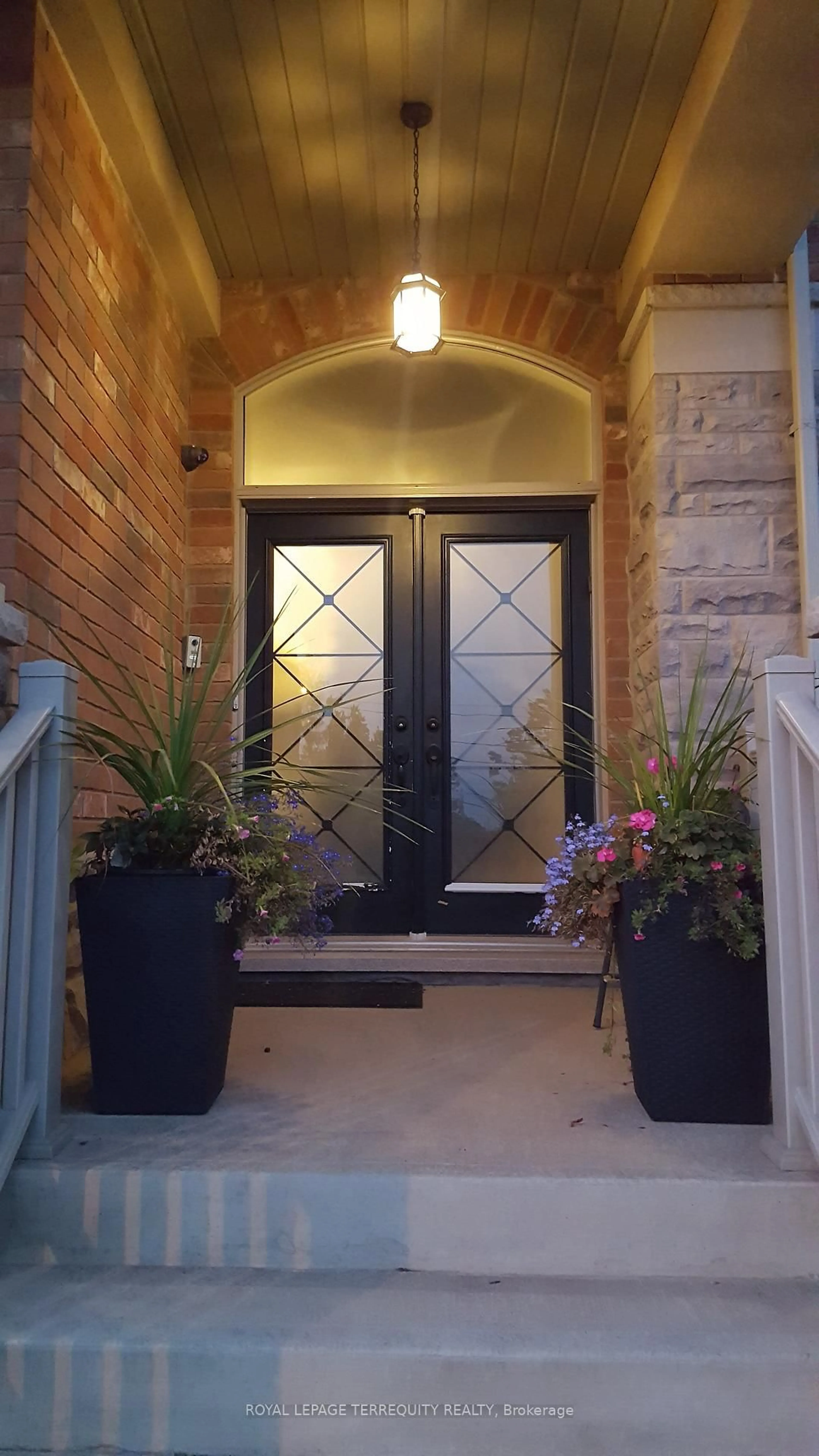 Indoor entryway for 19 Black Diamond Cres, Brampton Ontario L6X 0V8