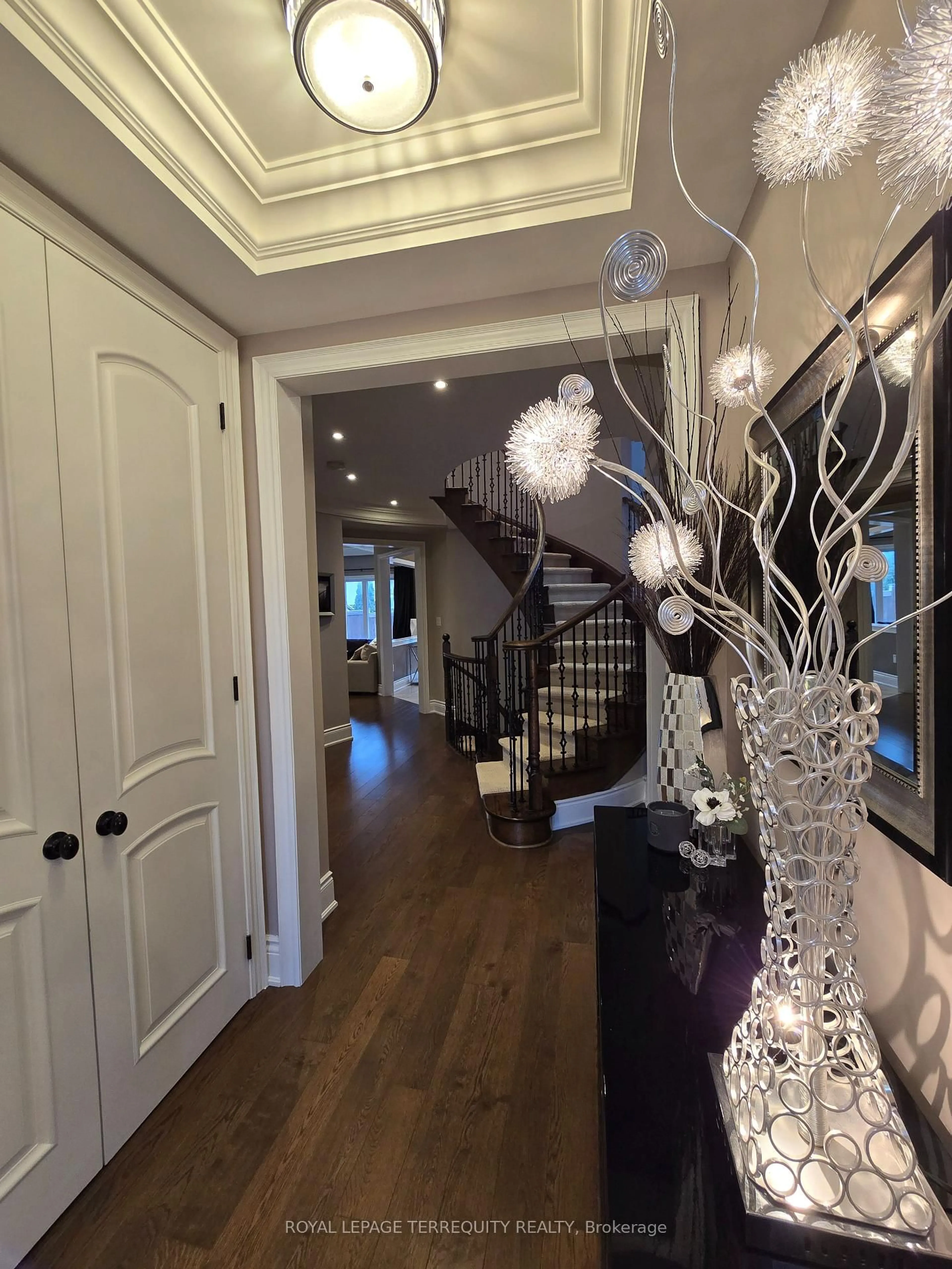 Indoor foyer for 19 Black Diamond Cres, Brampton Ontario L6X 0V8