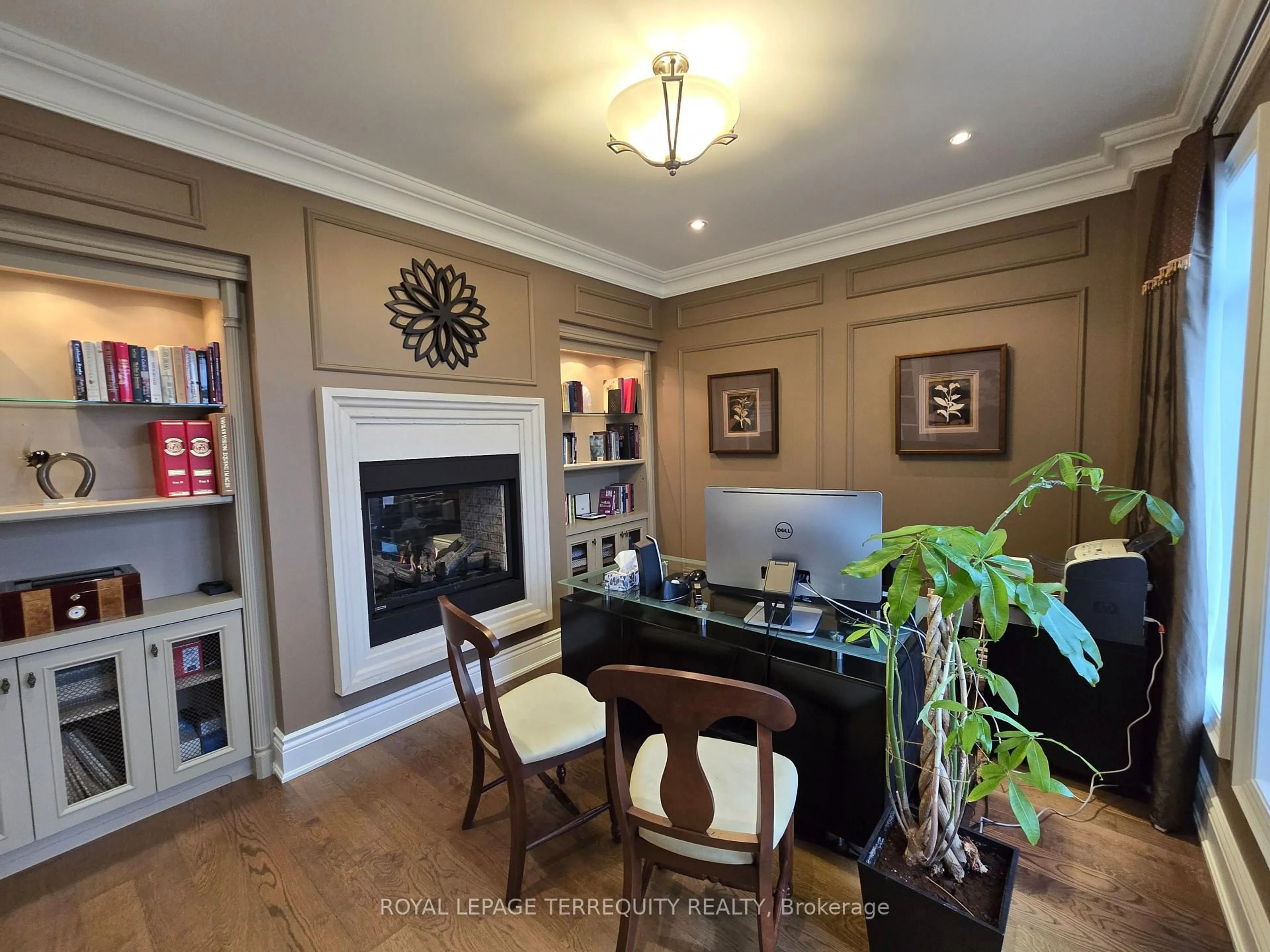 Dining room, wood/laminate floor for 19 Black Diamond Cres, Brampton Ontario L6X 0V8