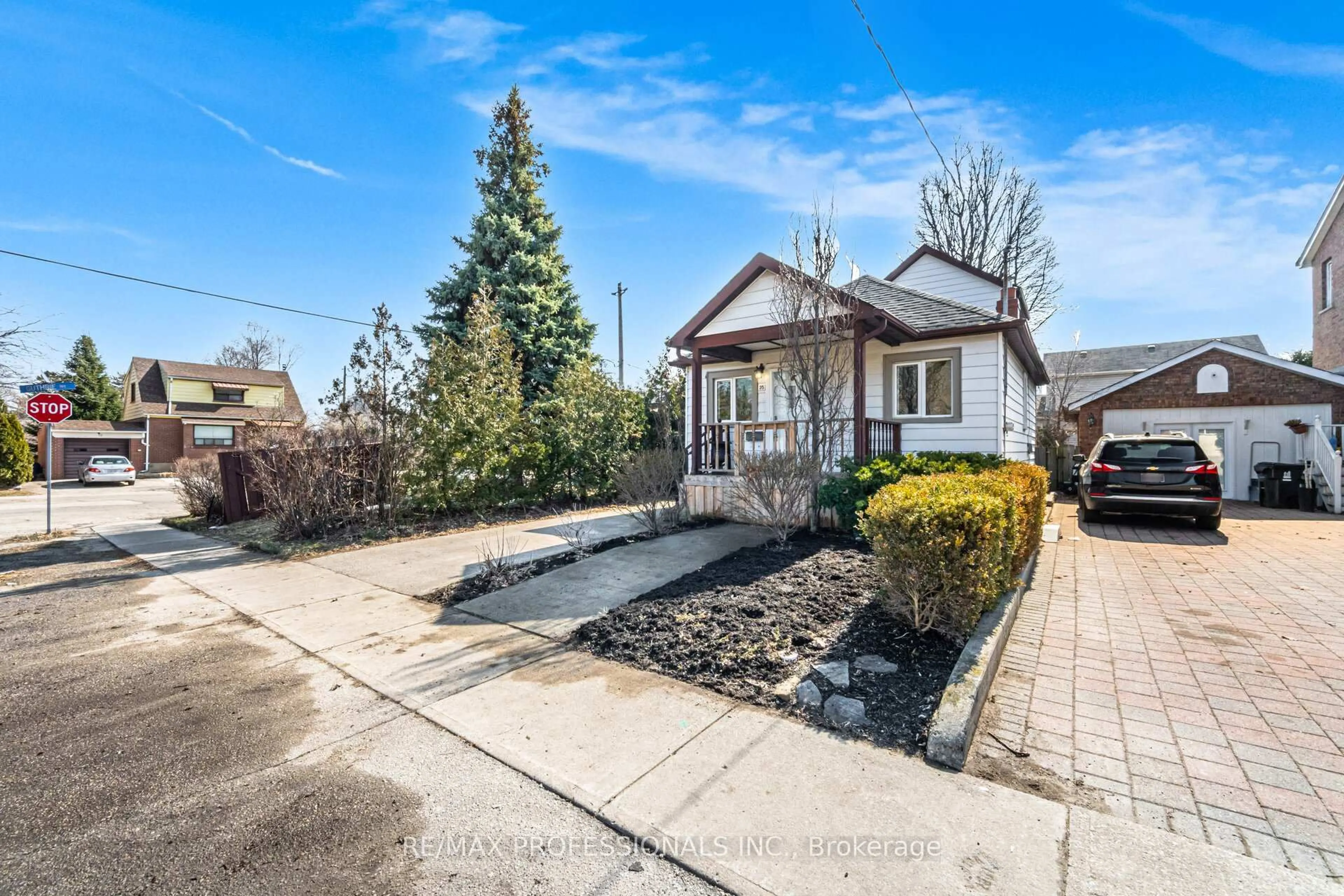 A pic from outside/outdoor area/front of a property/back of a property/a pic from drone, street for 35 Waniska Ave, Toronto Ontario M8Y 1R1