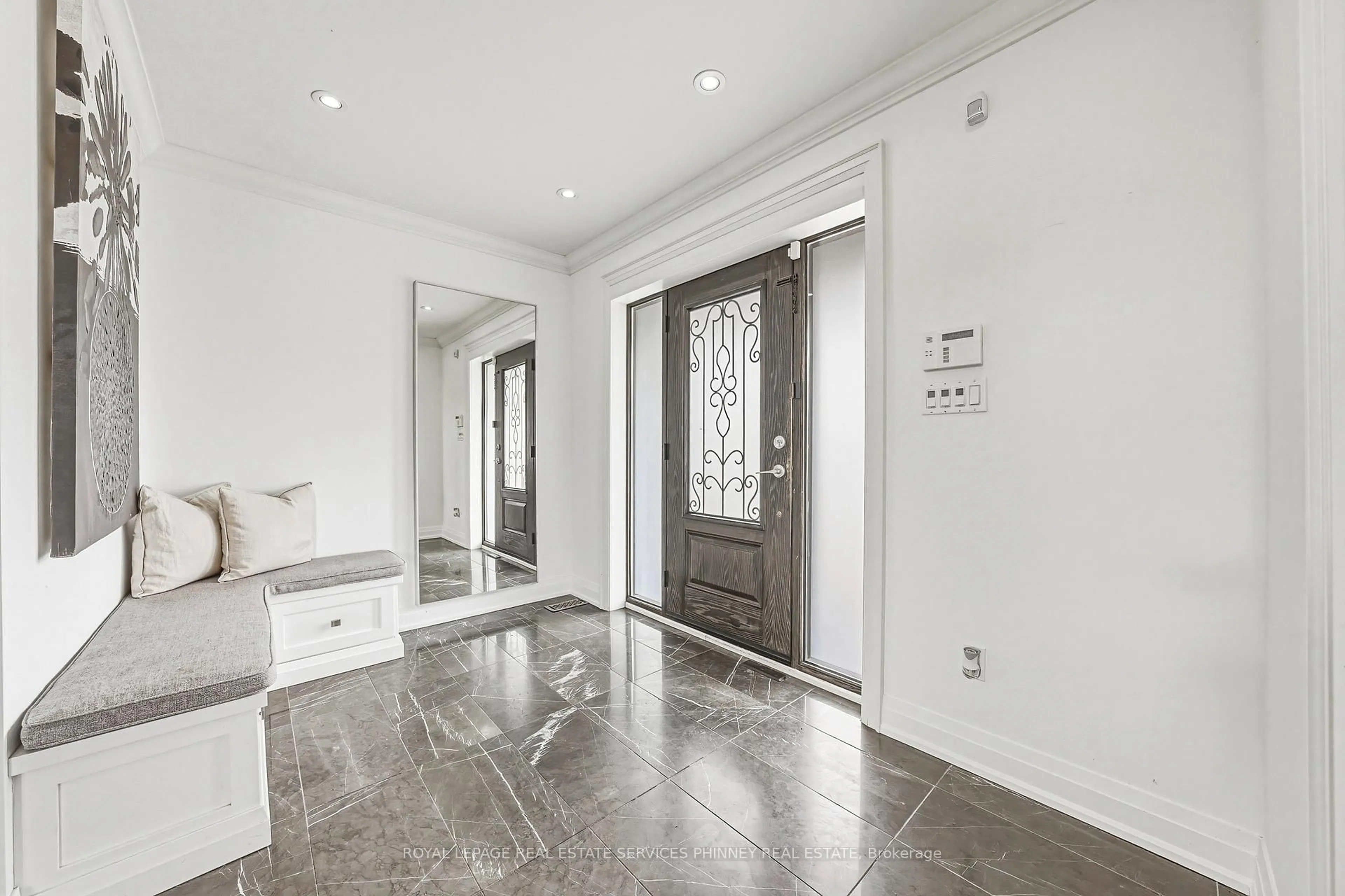 Indoor entryway for 52 Joymar Dr, Mississauga Ontario L5M 1E9