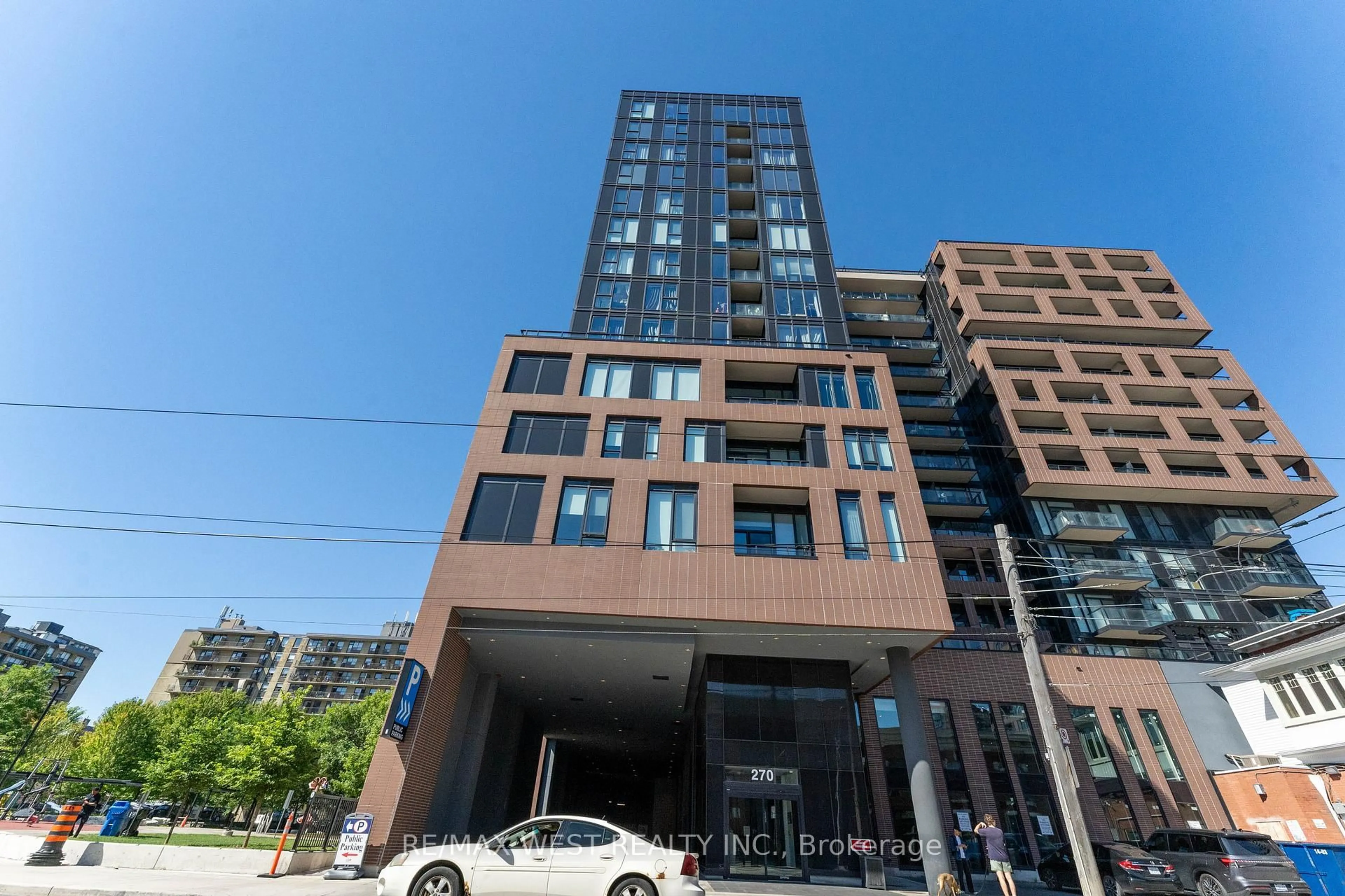 Indoor foyer for 270 Dufferin St #1207, Toronto Ontario M6K 0H8
