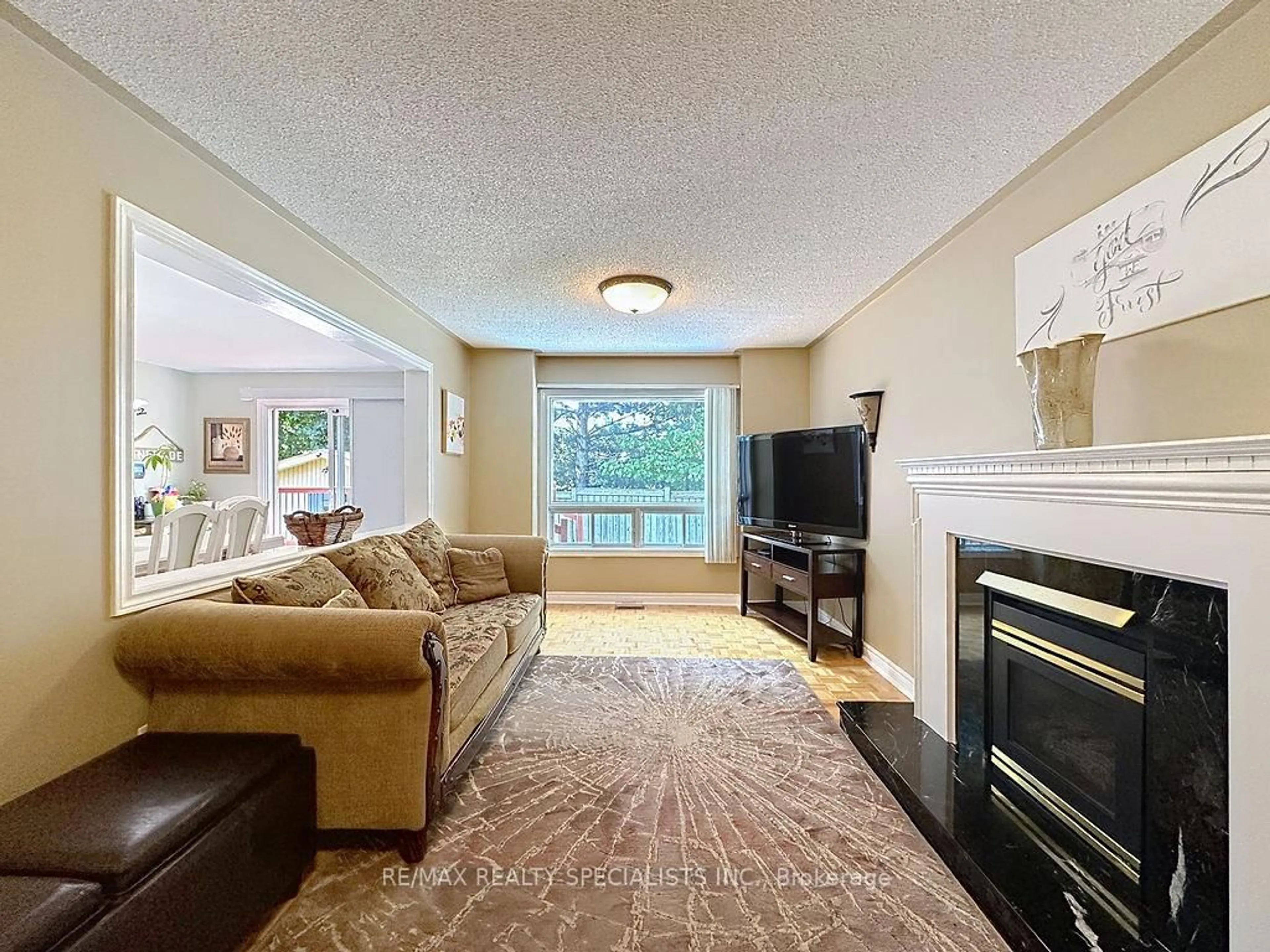 Living room with furniture, carpet floor for 9 Siesta Crt, Brampton Ontario L6R 1P2