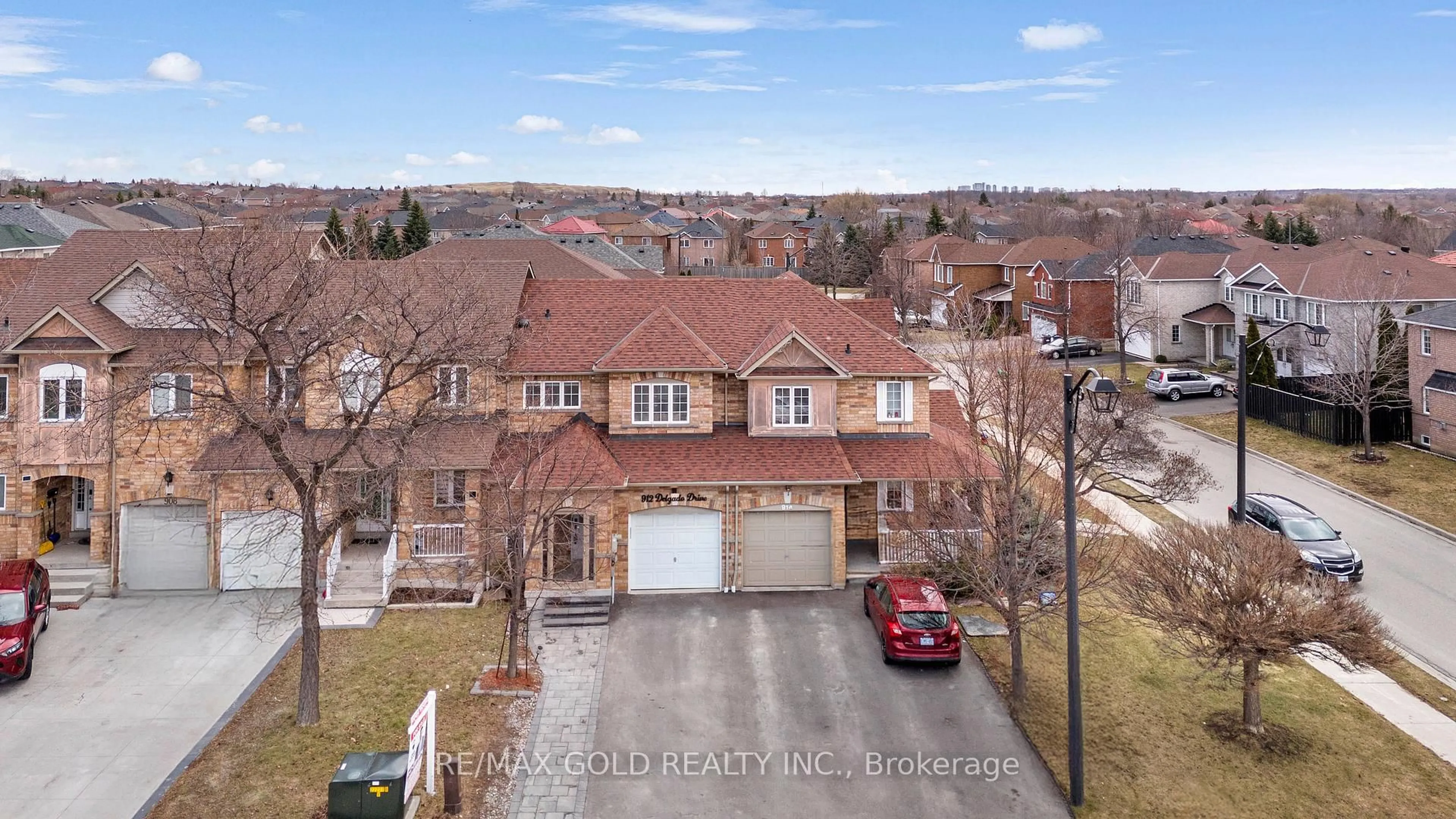 A pic from outside/outdoor area/front of a property/back of a property/a pic from drone, street for 912 Delgado Dr, Mississauga Ontario L5V 2S4