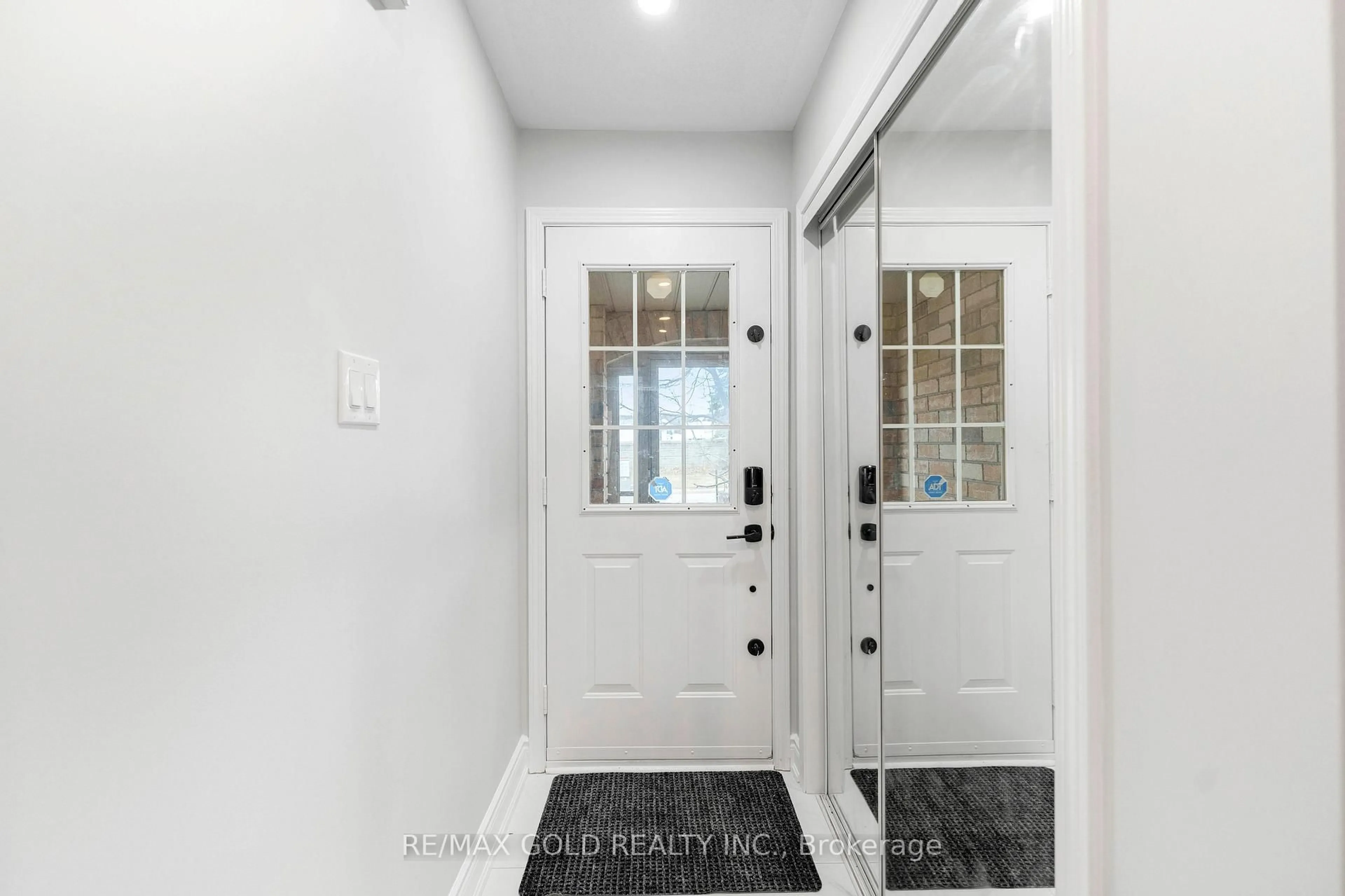 Indoor entryway for 912 Delgado Dr, Mississauga Ontario L5V 2S4