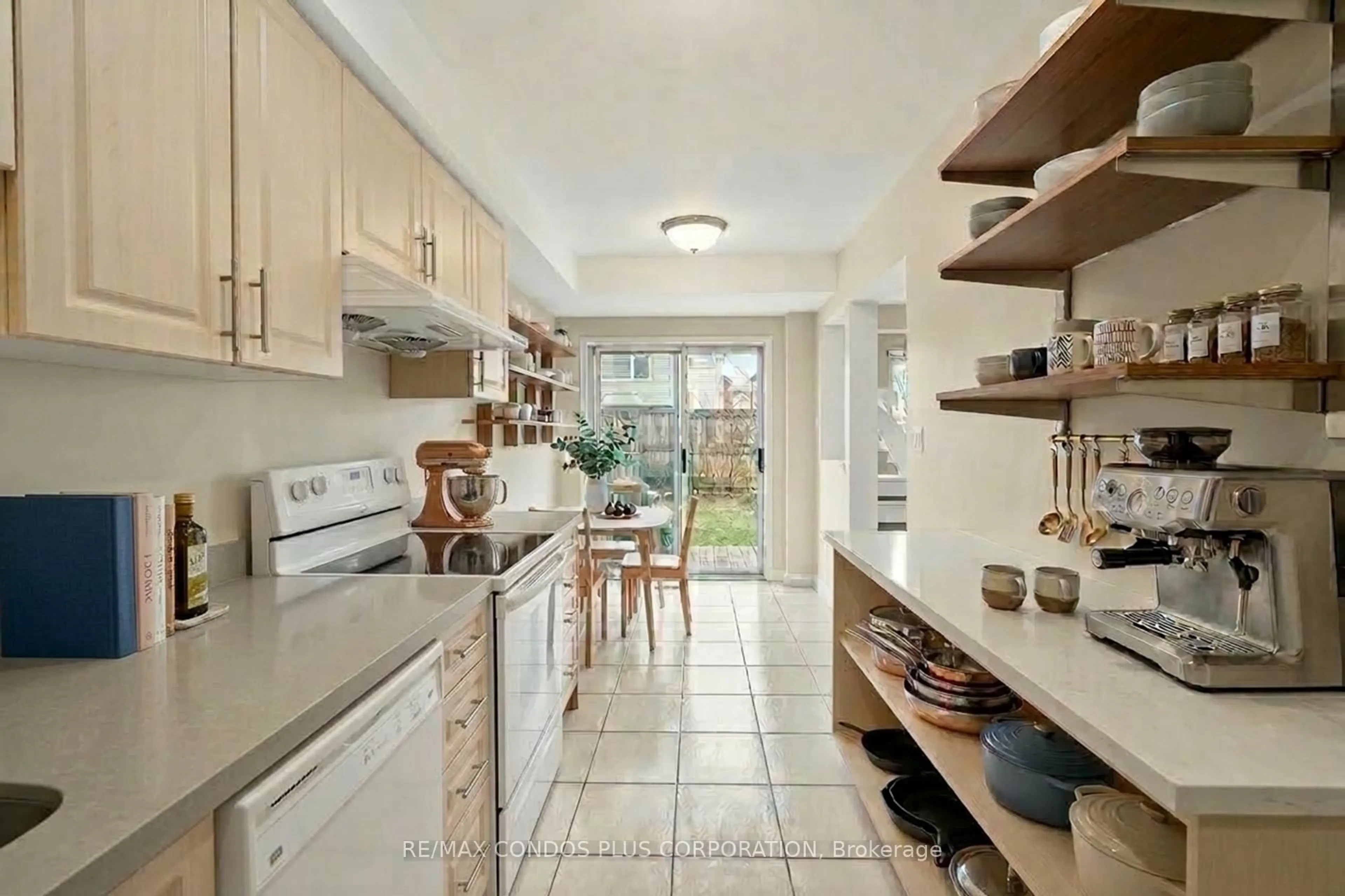 Standard kitchen, ceramic/tile floor for 2945 Thomas St #62, Mississauga Ontario L5M 6C1