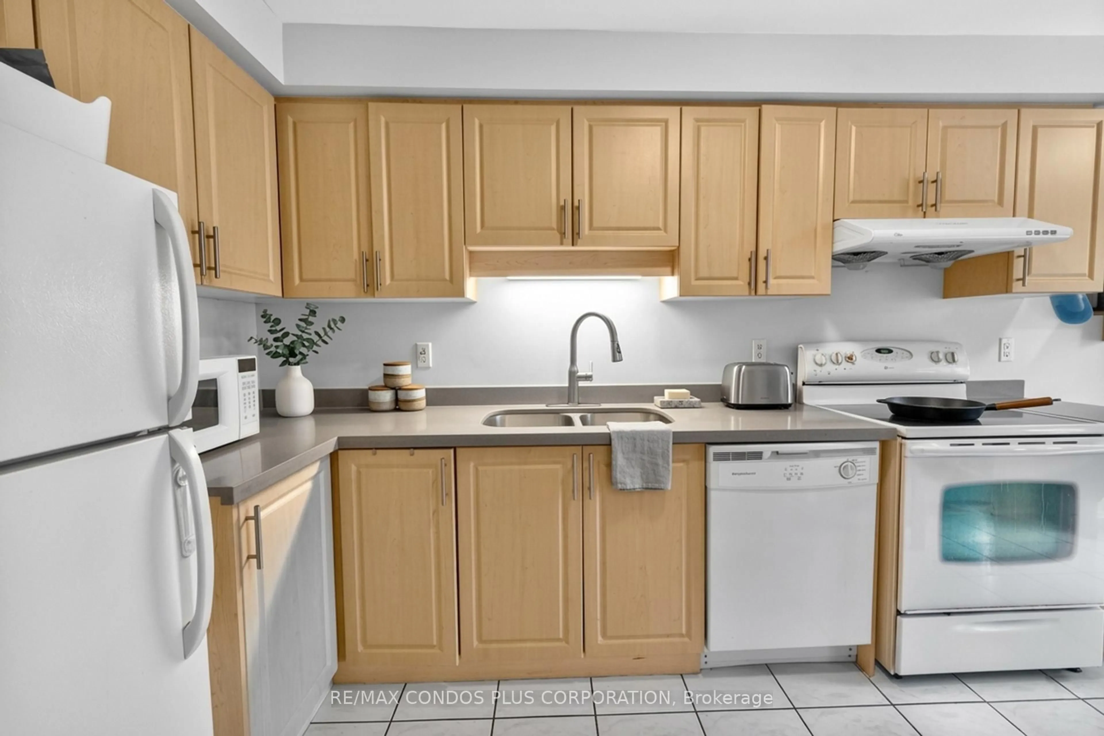 Standard kitchen, unknown for 2945 Thomas St #62, Mississauga Ontario L5M 6C1