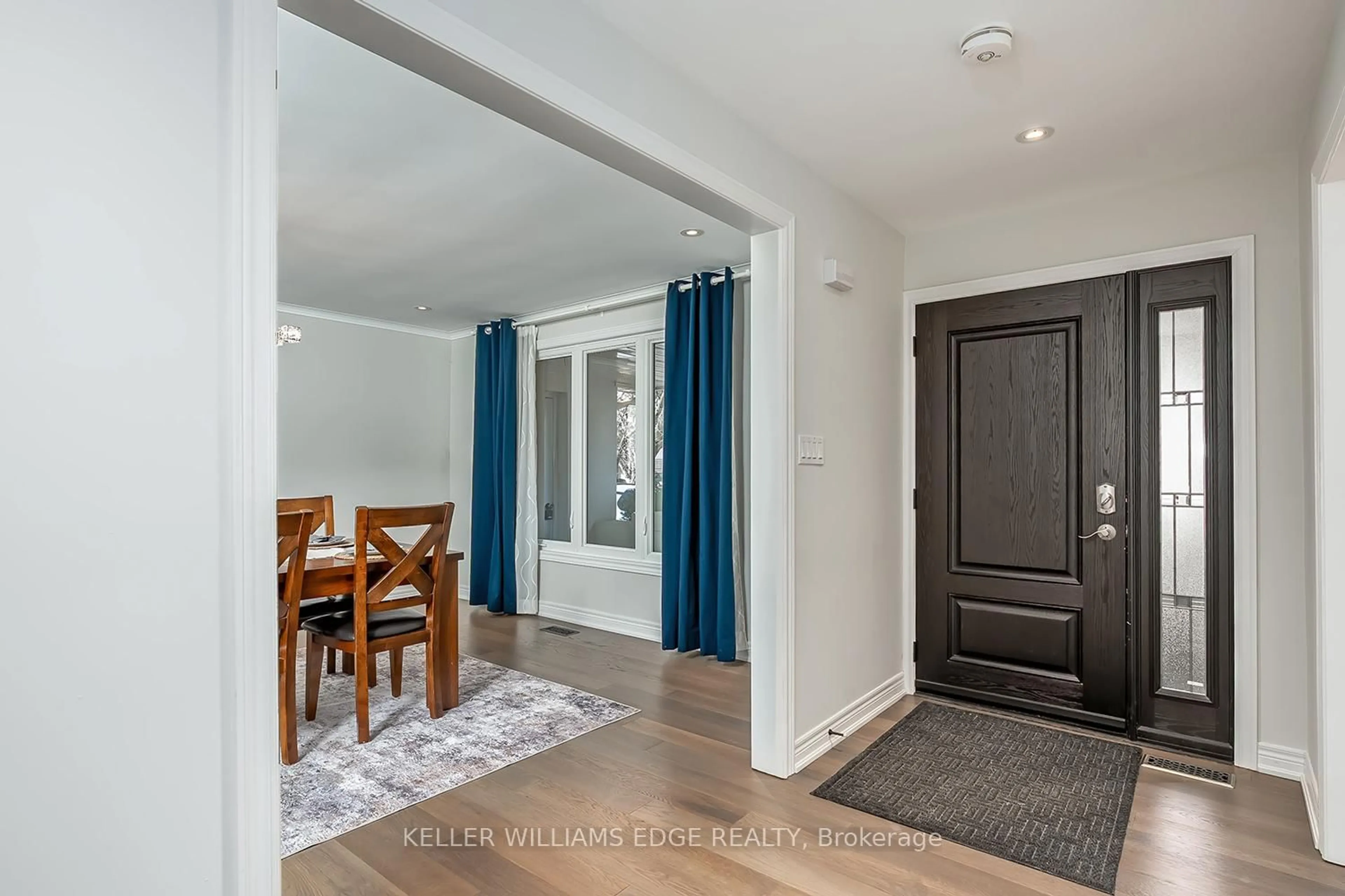 Indoor entryway for 3270 Spruce Ave, Burlington Ontario L7N 1J4
