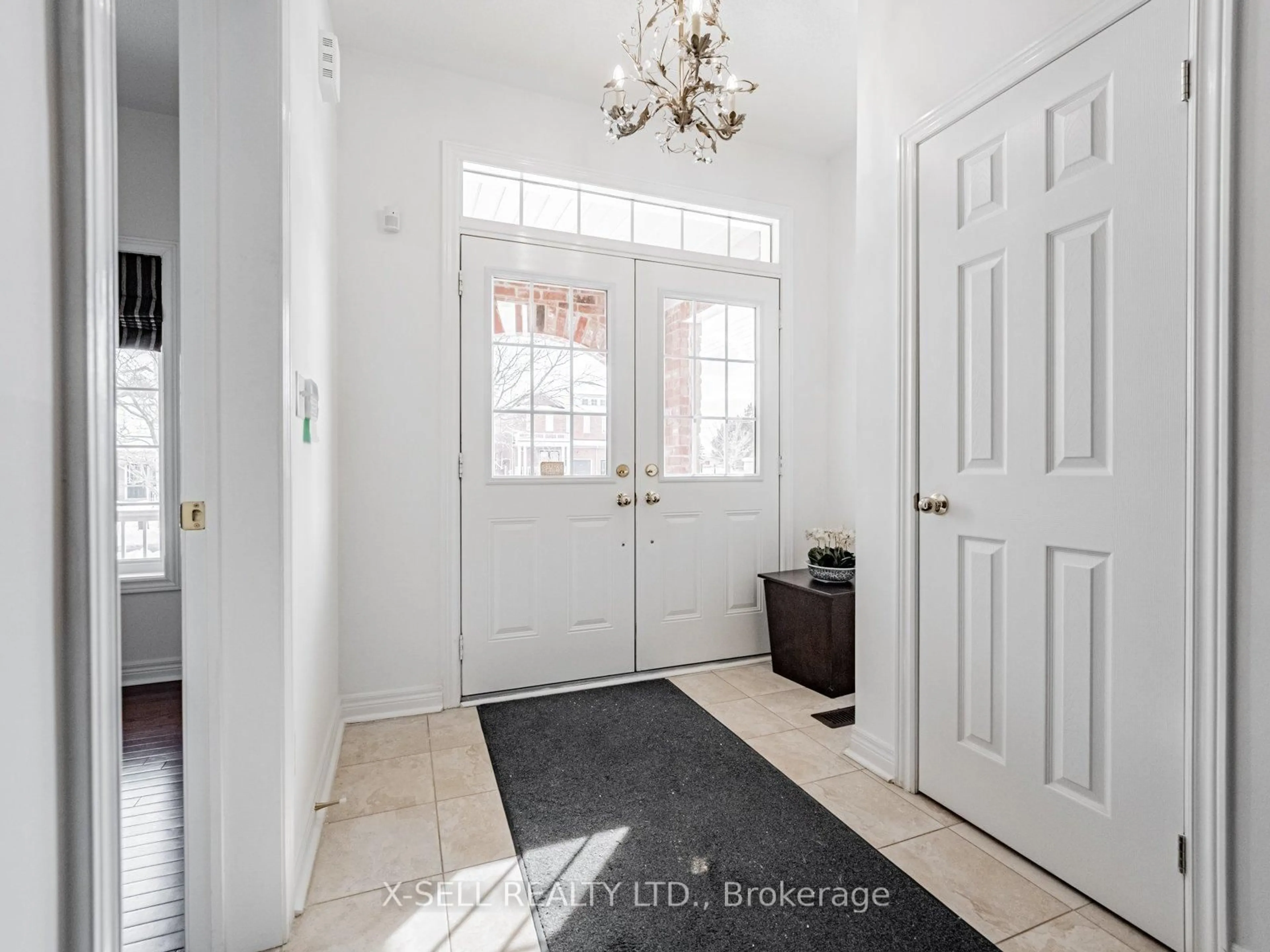 Indoor entryway for 34 Dockside Crt, Brampton Ontario L6Z 0B6