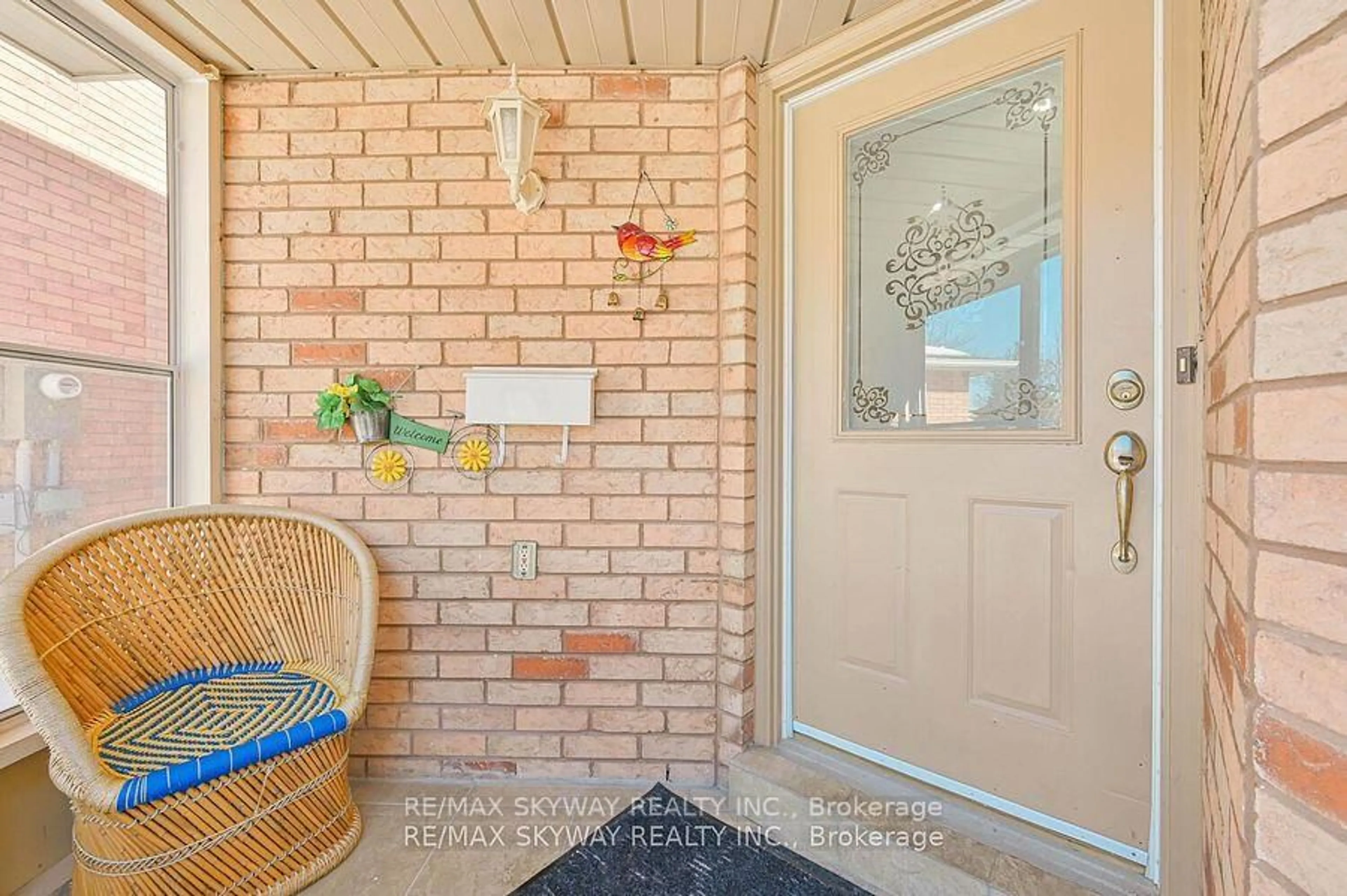 Indoor entryway for 117 Richvale Dr, Brampton Ontario L6Z 4G4