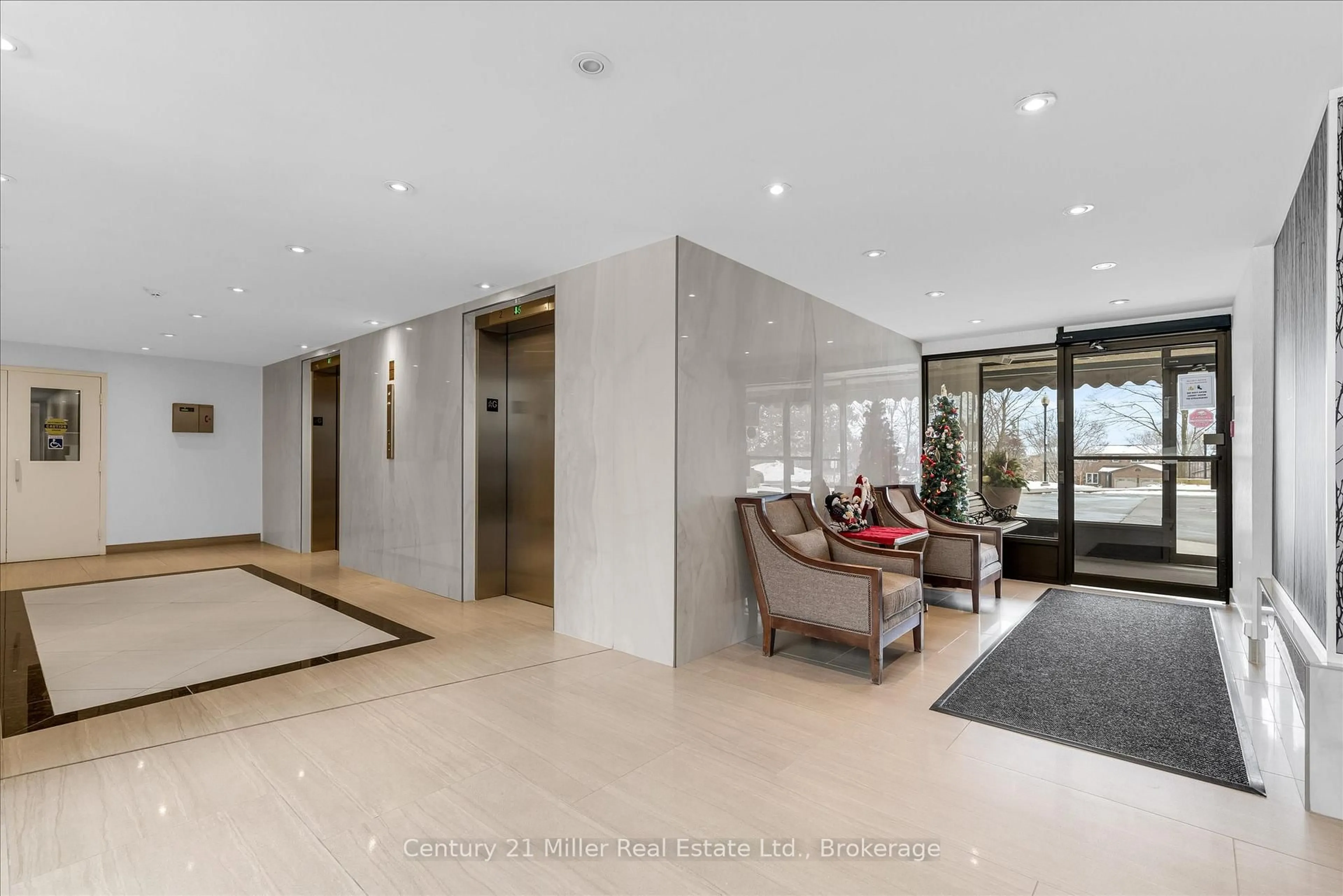 Indoor foyer for 6500 Montevideo Rd #509, Mississauga Ontario L5N 3T6