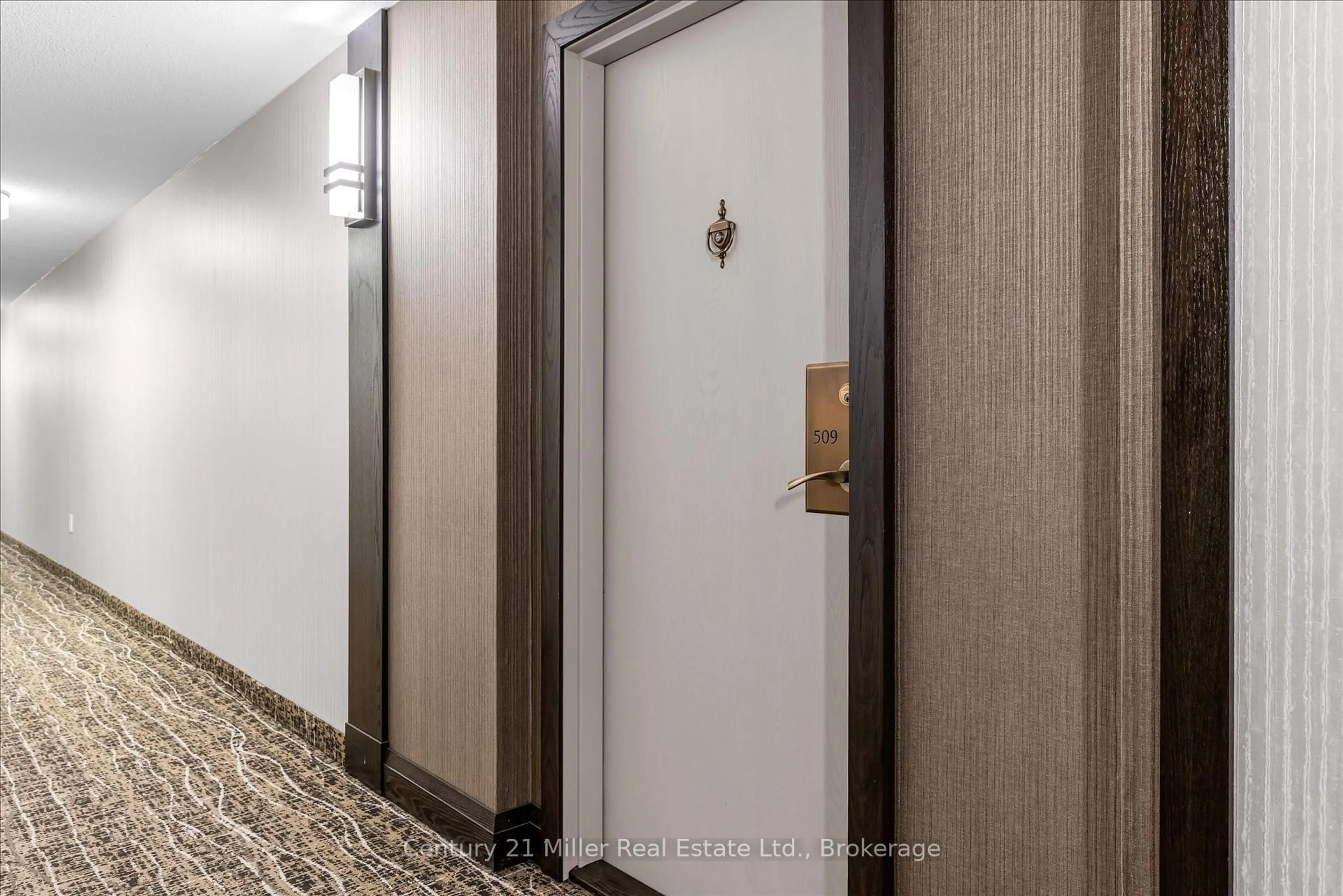 Indoor foyer for 6500 Montevideo Rd #509, Mississauga Ontario L5N 3T6