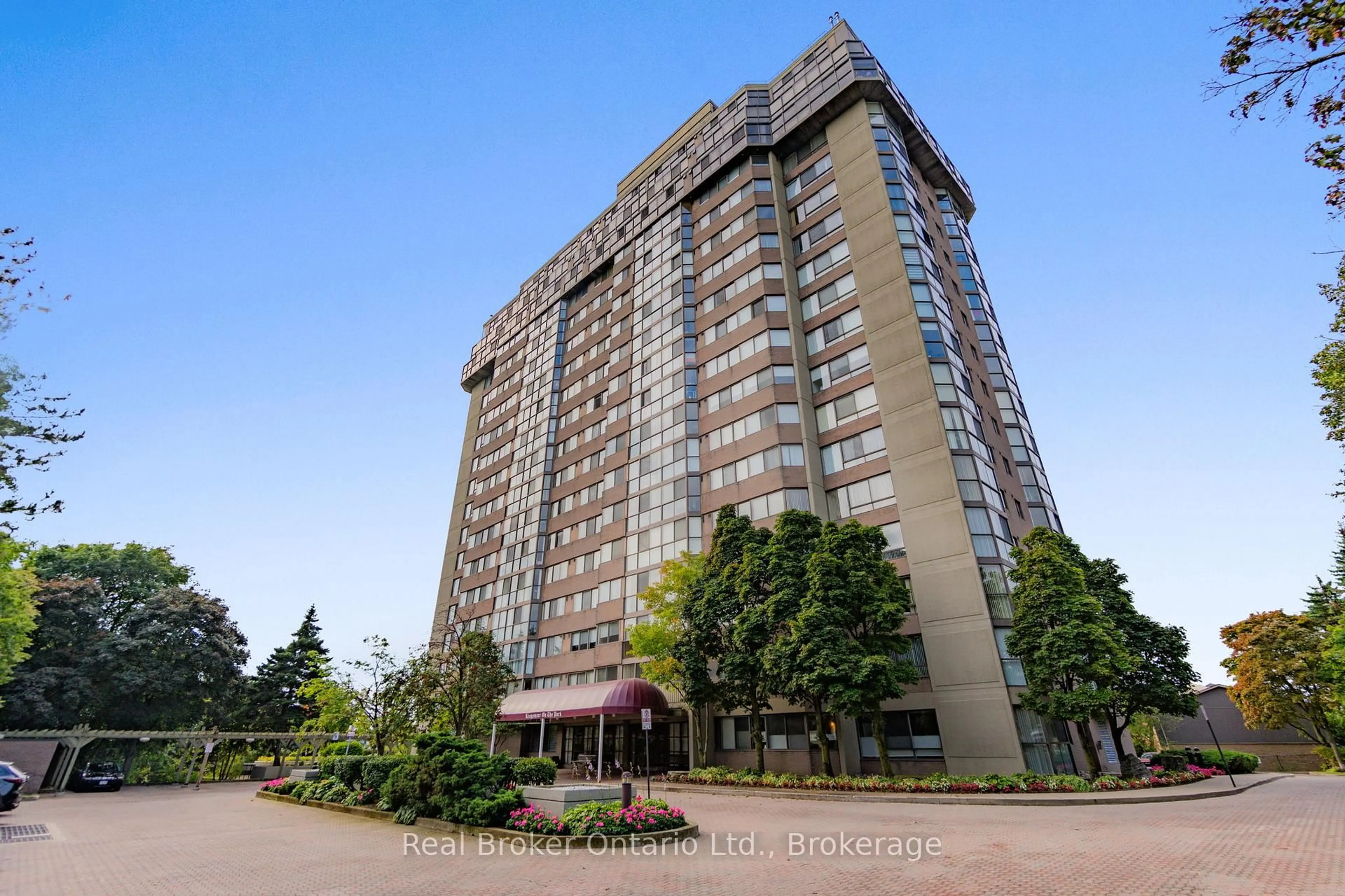 Indoor foyer for 880 Dundas St #502, Mississauga Ontario L5C 4H3