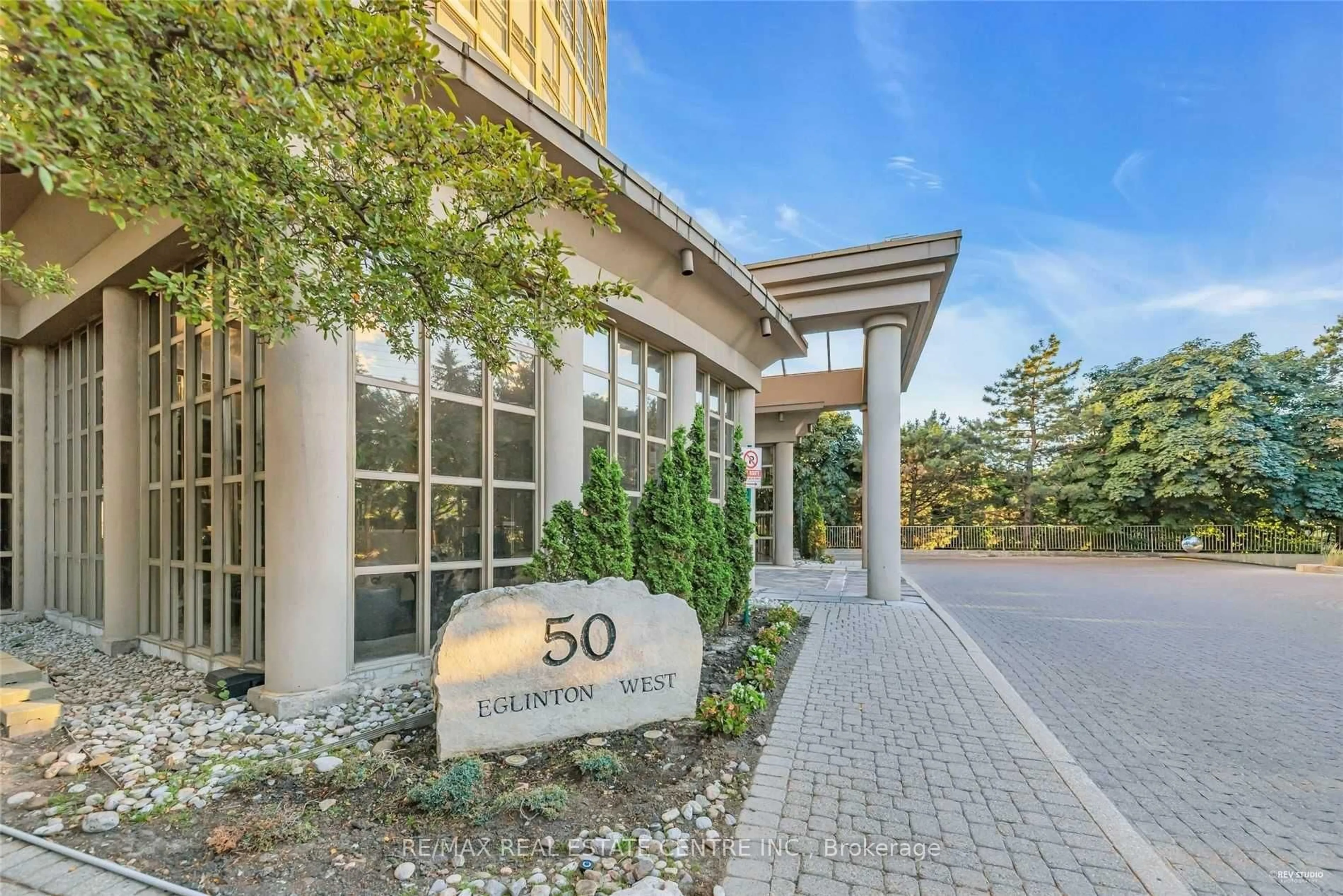 Indoor foyer for 50 Eglinton Ave #1106, Mississauga Ontario L5R 3P5