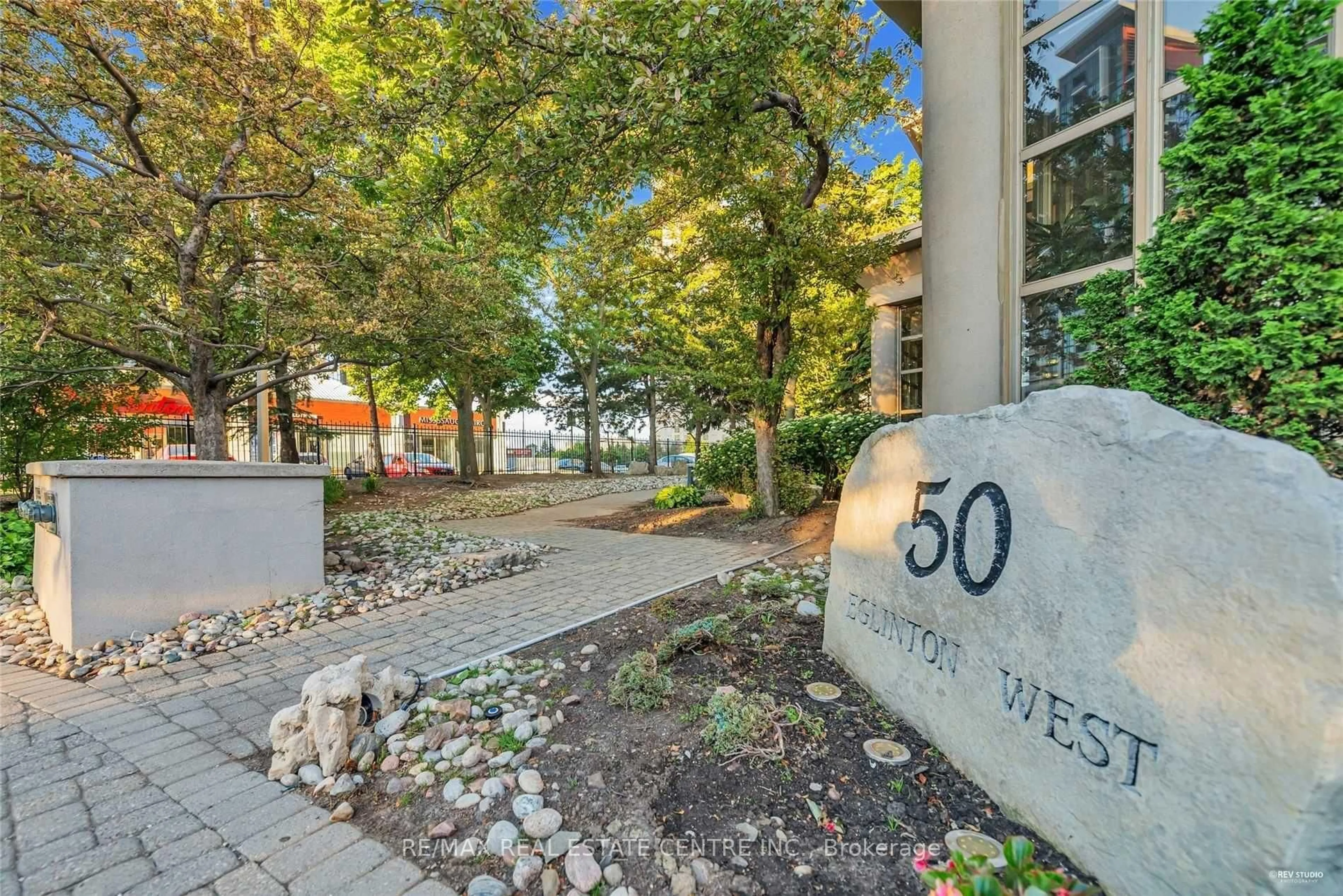 Patio, street for 50 Eglinton Ave #1106, Mississauga Ontario L5R 3P5