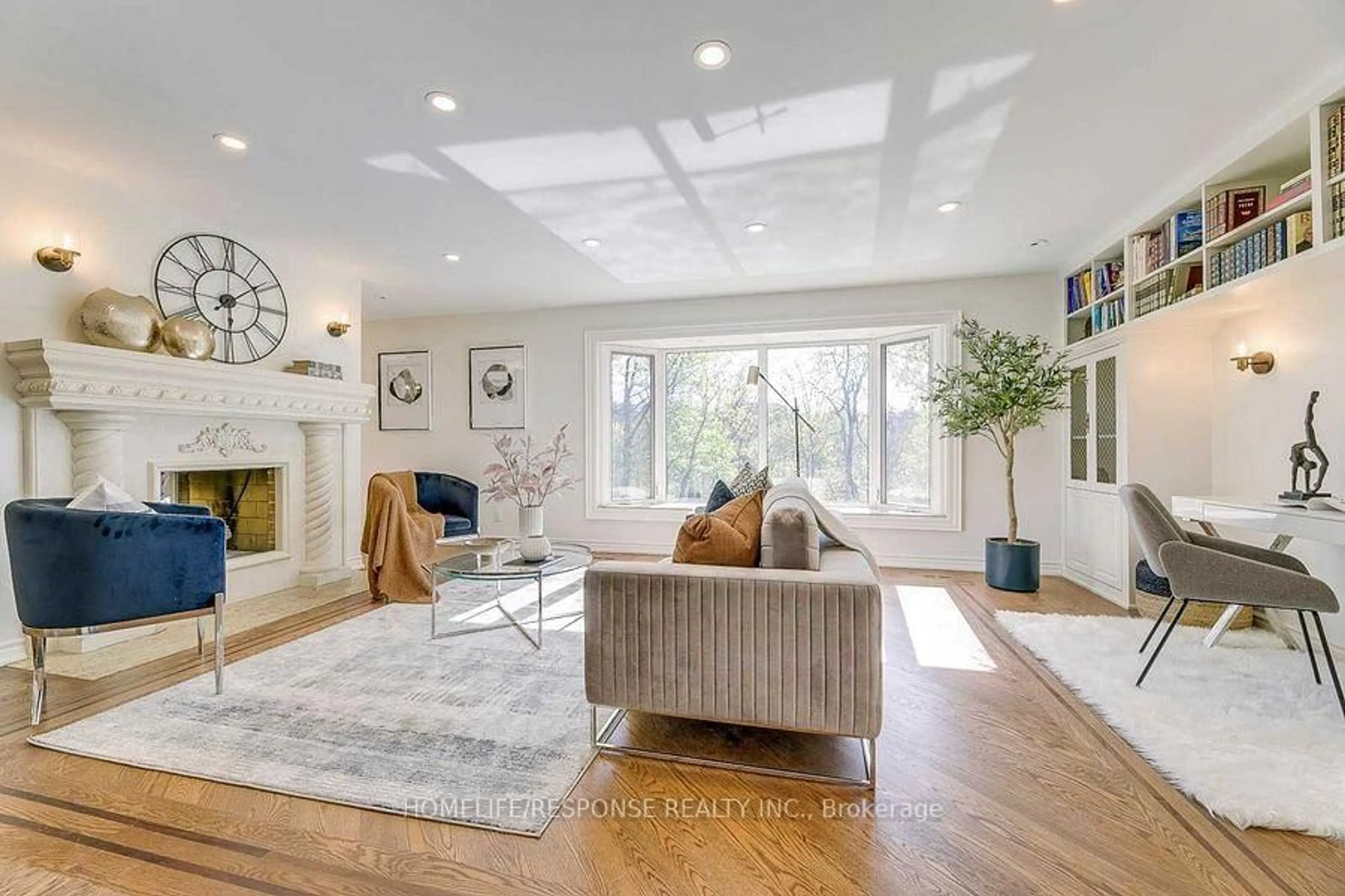 Living room with furniture, unknown for 3640 BURNBRAE Dr, Mississauga Ontario L5C 2N7