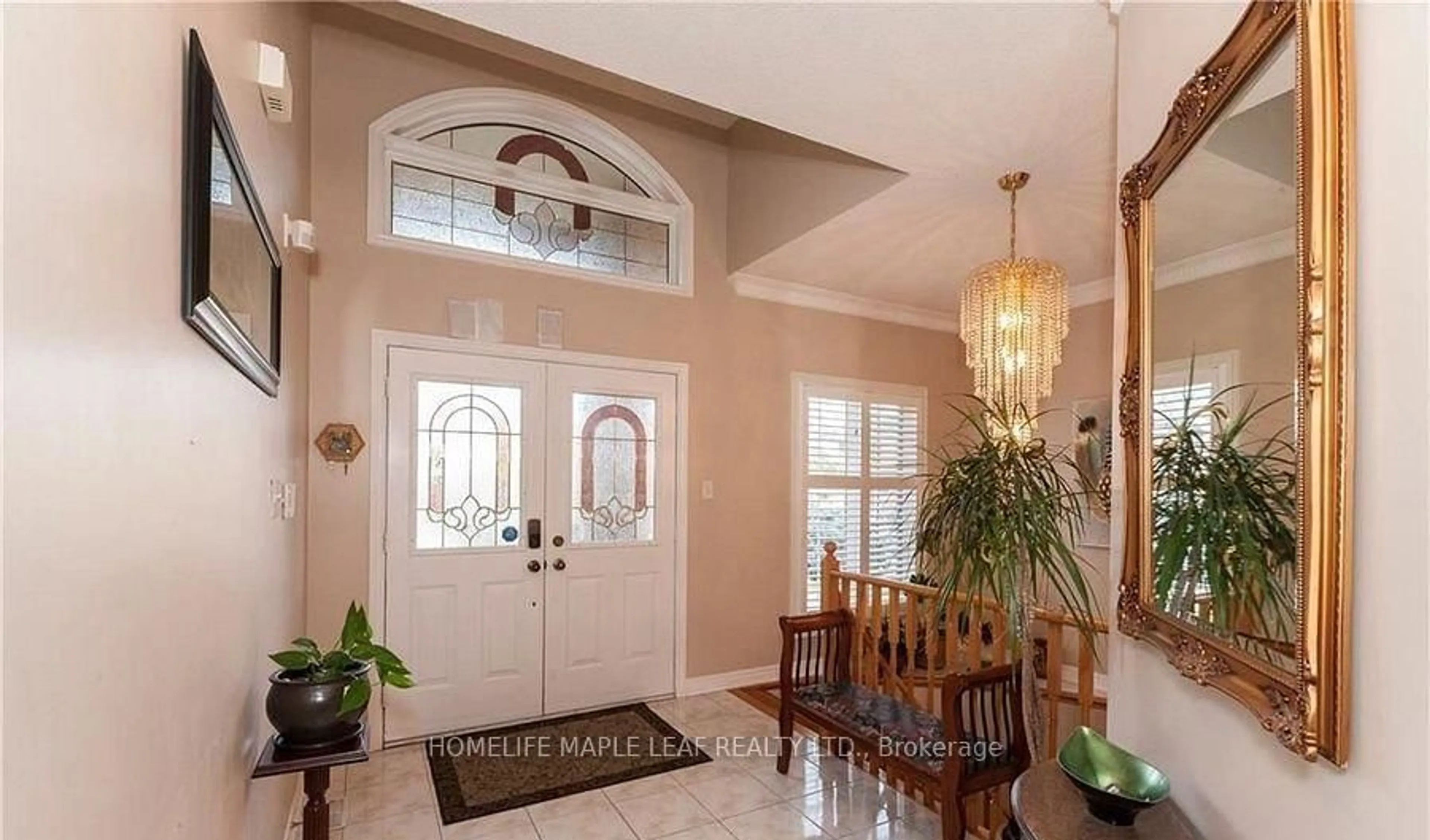 Indoor entryway for 694 Gypsy Fly Cres, Mississauga Ontario L5W 1H5