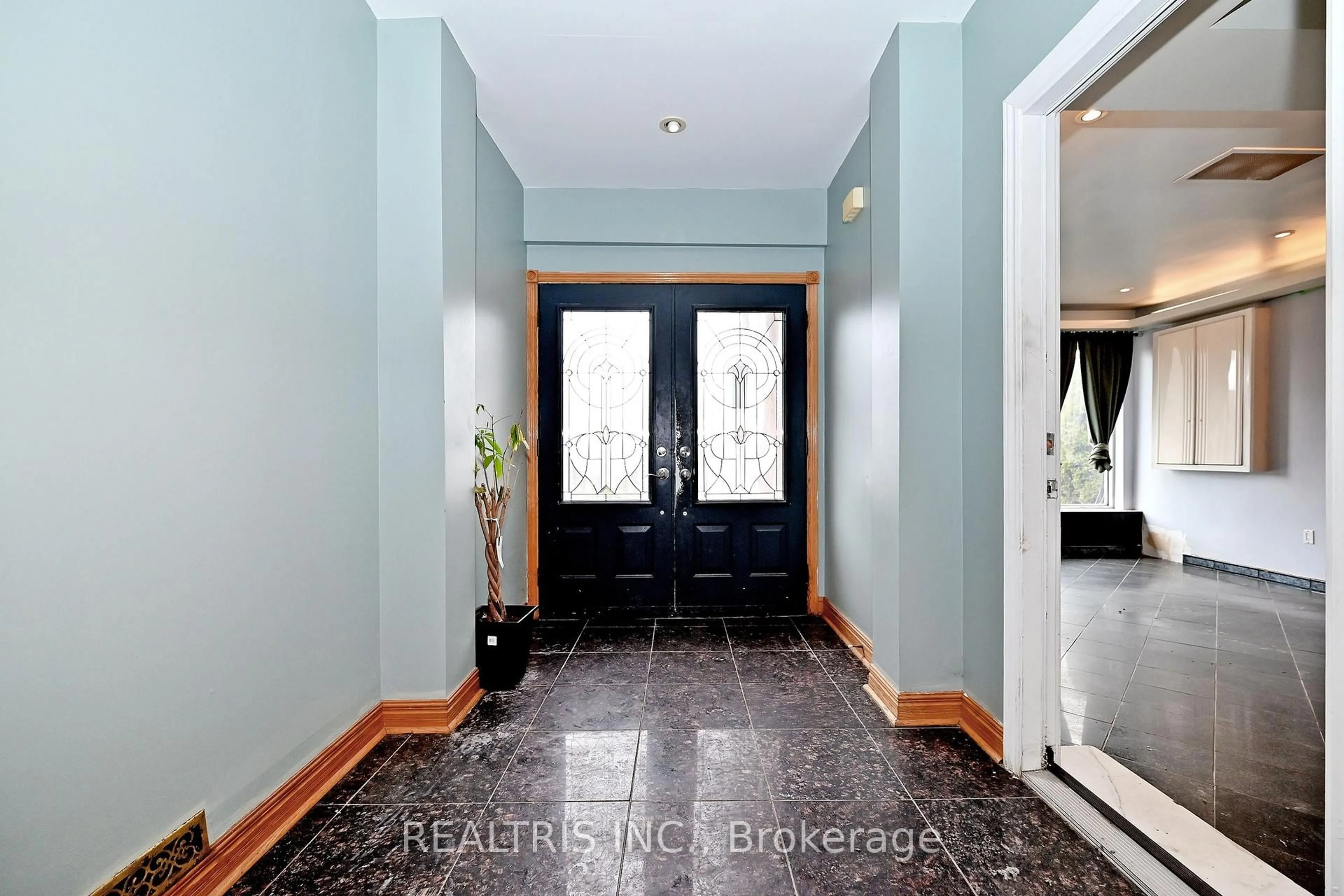 Indoor entryway for 622 The Queensway, Toronto Ontario M8Y 1K3