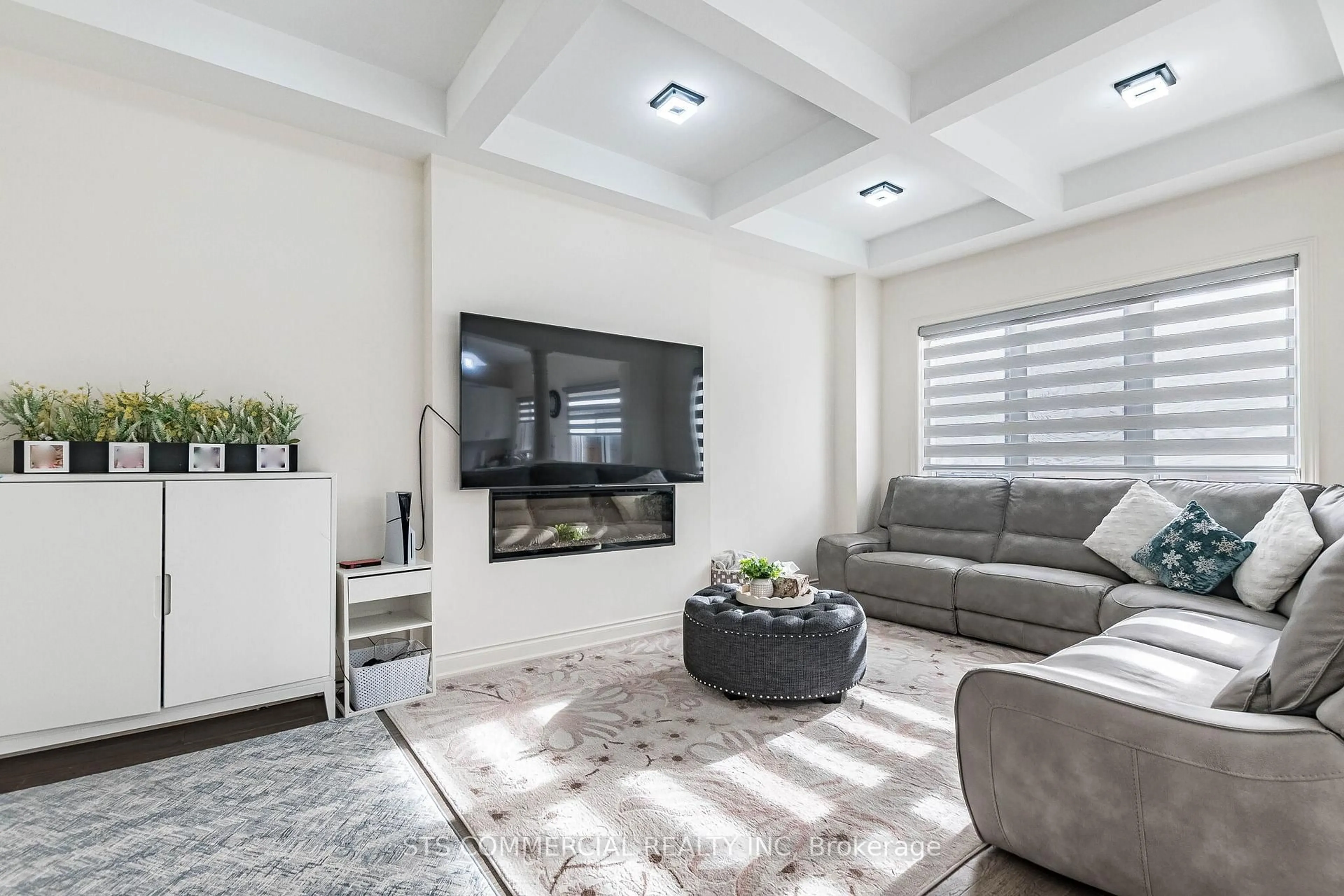 Living room with furniture, unknown for 17 Kambalda Rd, Brampton Ontario L7A 5J3