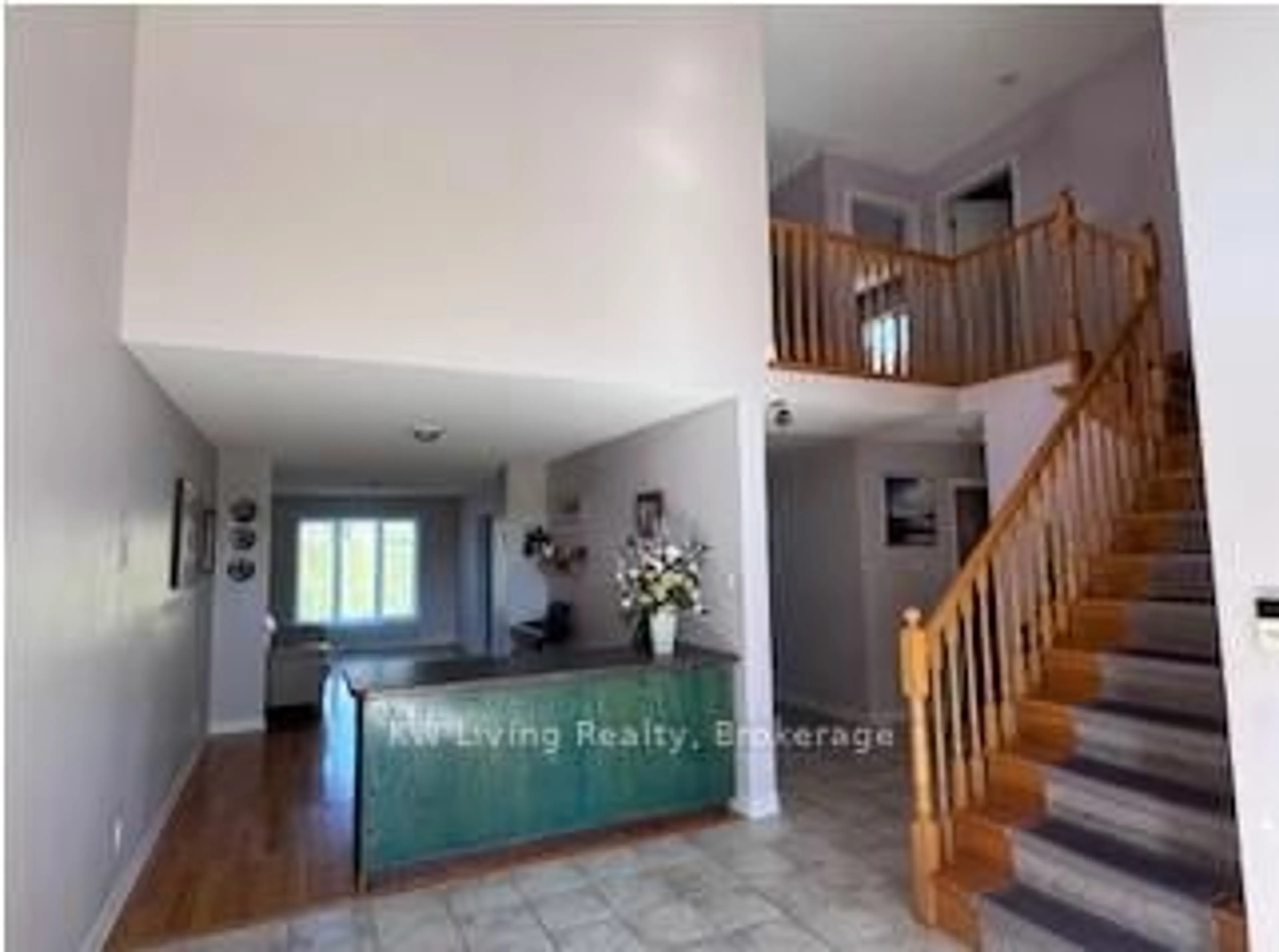 Indoor foyer for 7481 Doverwood Dr, Mississauga Ontario L5N 6N2