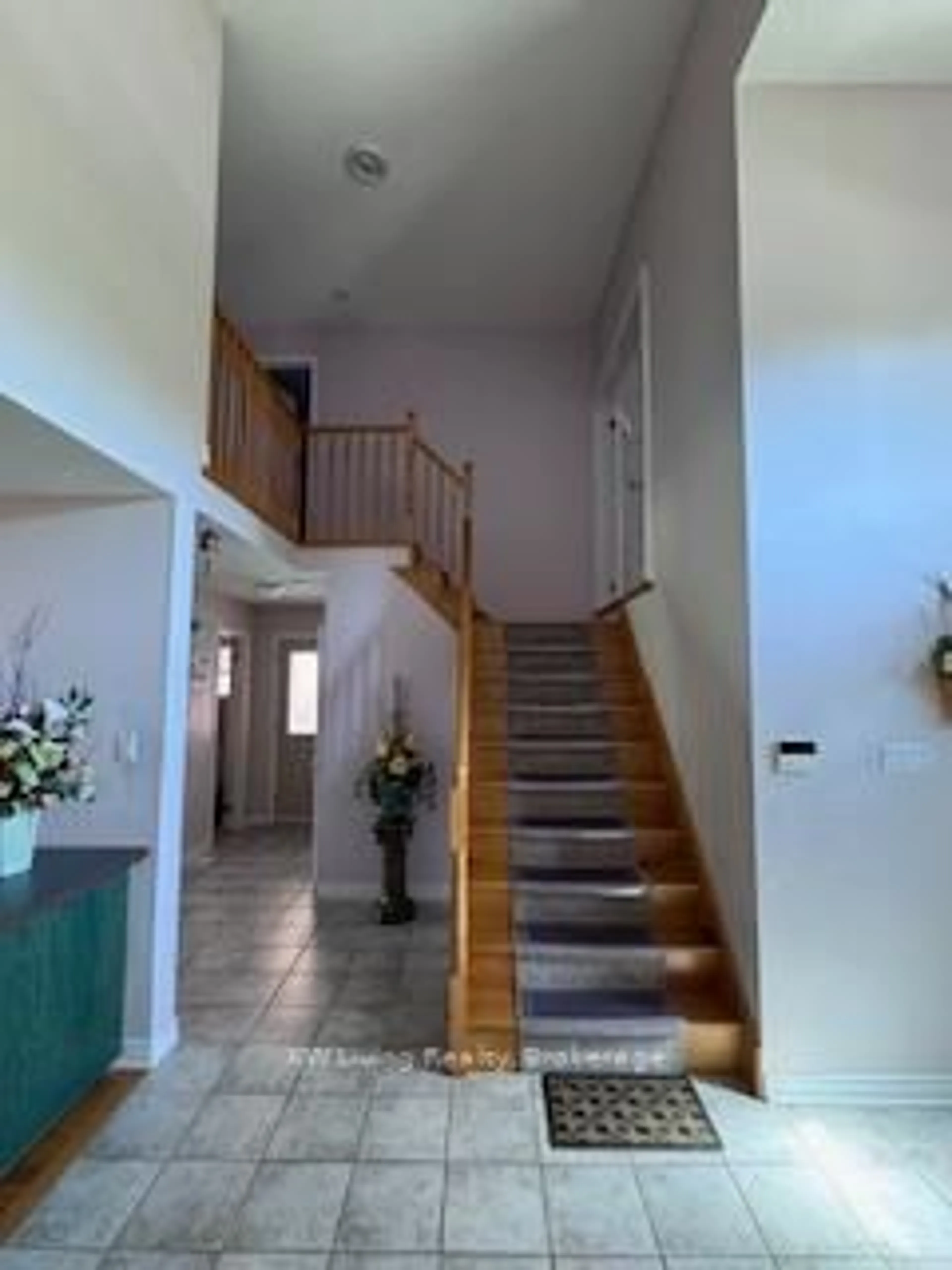 Indoor foyer for 7481 Doverwood Dr, Mississauga Ontario L5N 6N2