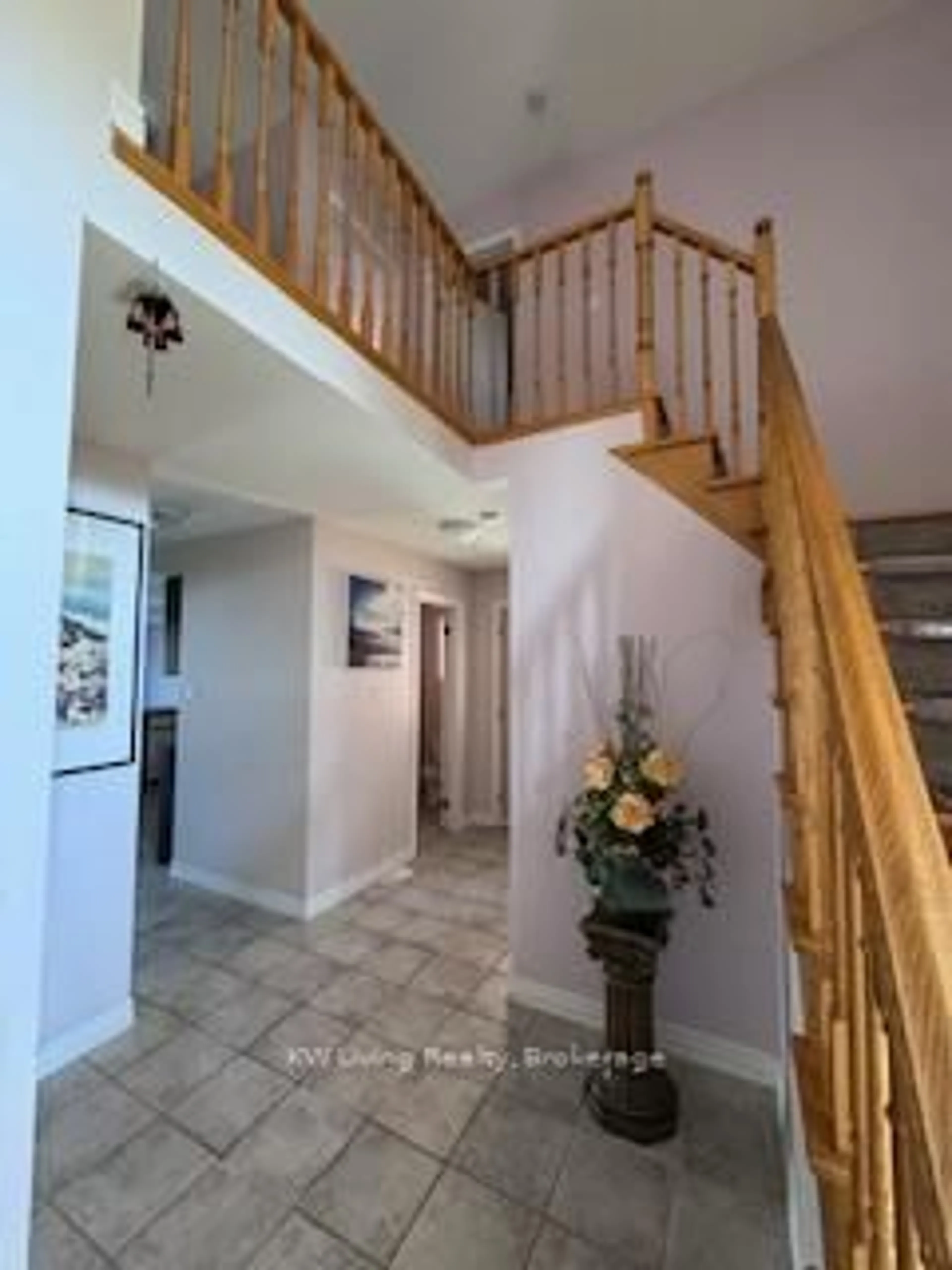 Indoor foyer for 7481 Doverwood Dr, Mississauga Ontario L5N 6N2
