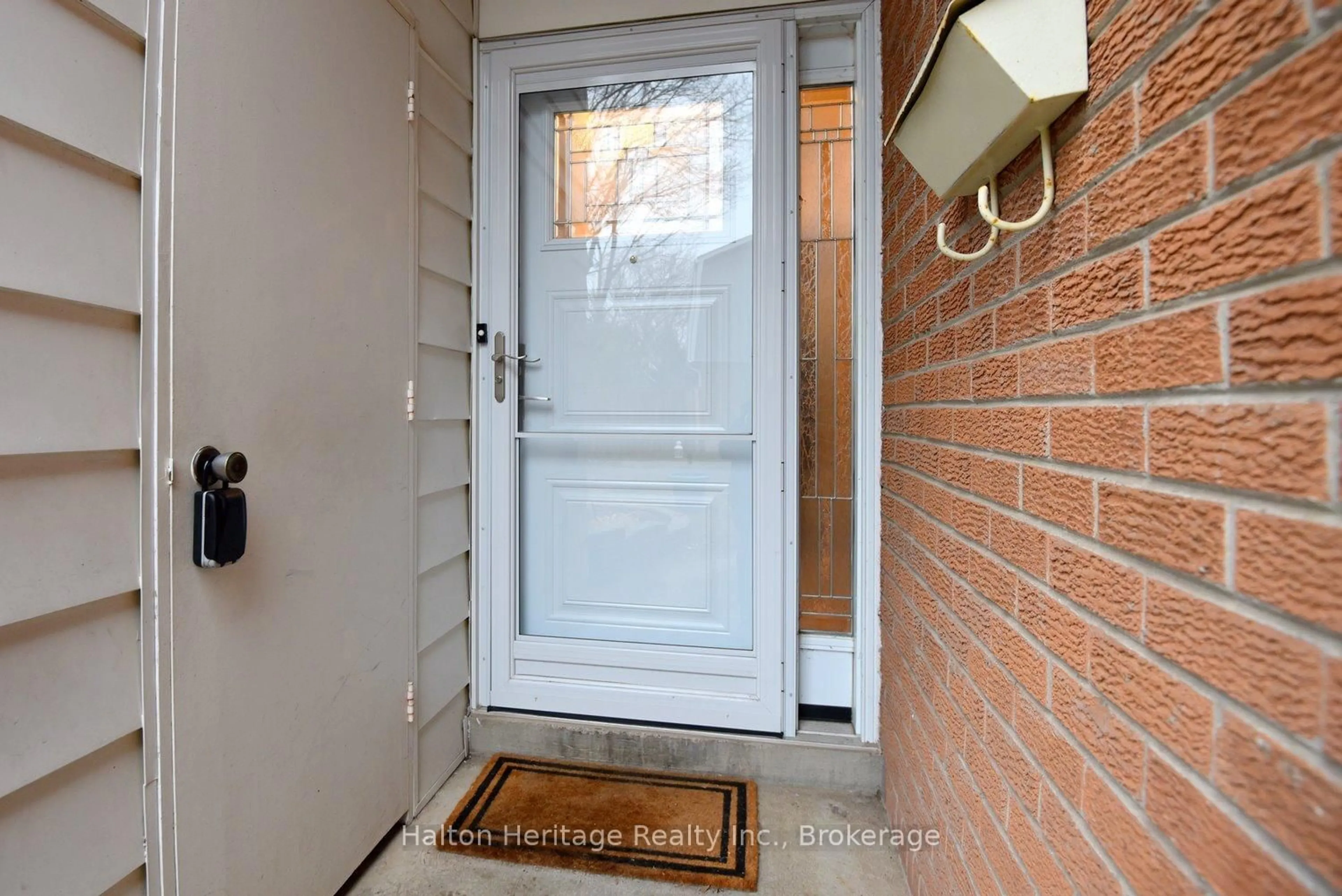 Indoor entryway for 457 Woodview Rd. Rd #Unit 7, Burlington Ontario L7N 2Z9