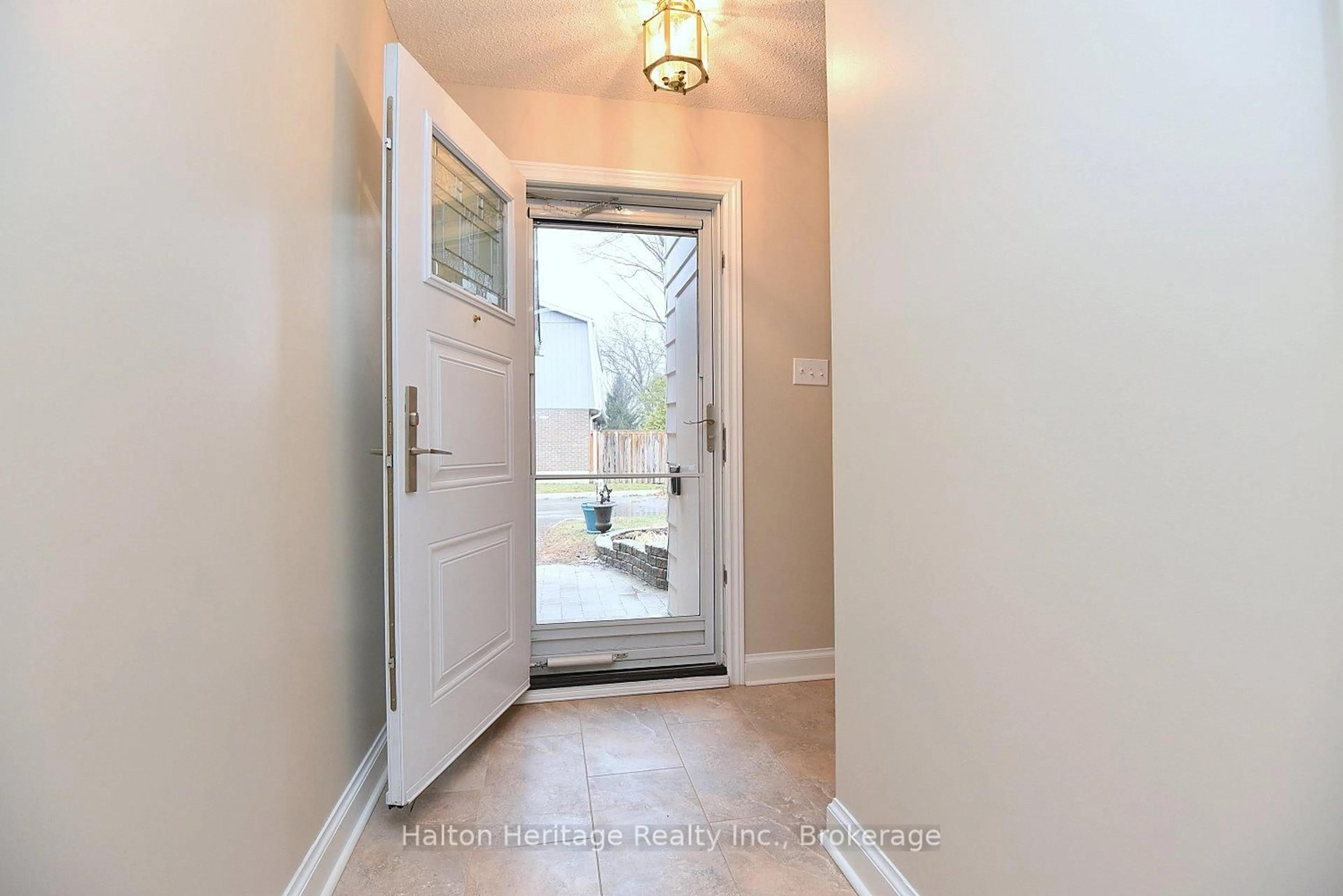 Indoor entryway for 457 Woodview Rd. Rd #Unit 7, Burlington Ontario L7N 2Z9