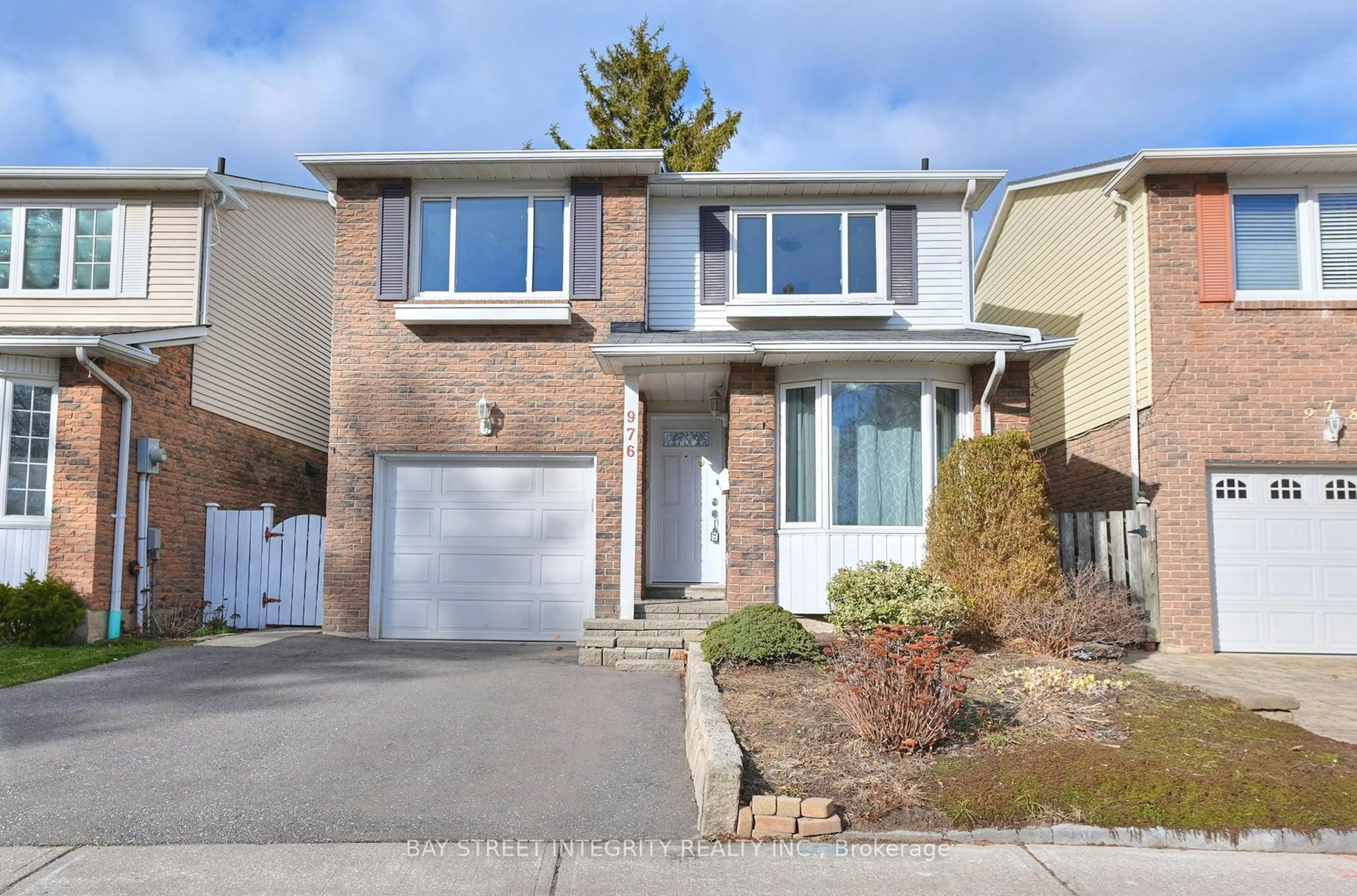 Home with brick exterior material, street for 976 Raintree Lane, Mississauga Ontario L5H 3Y6