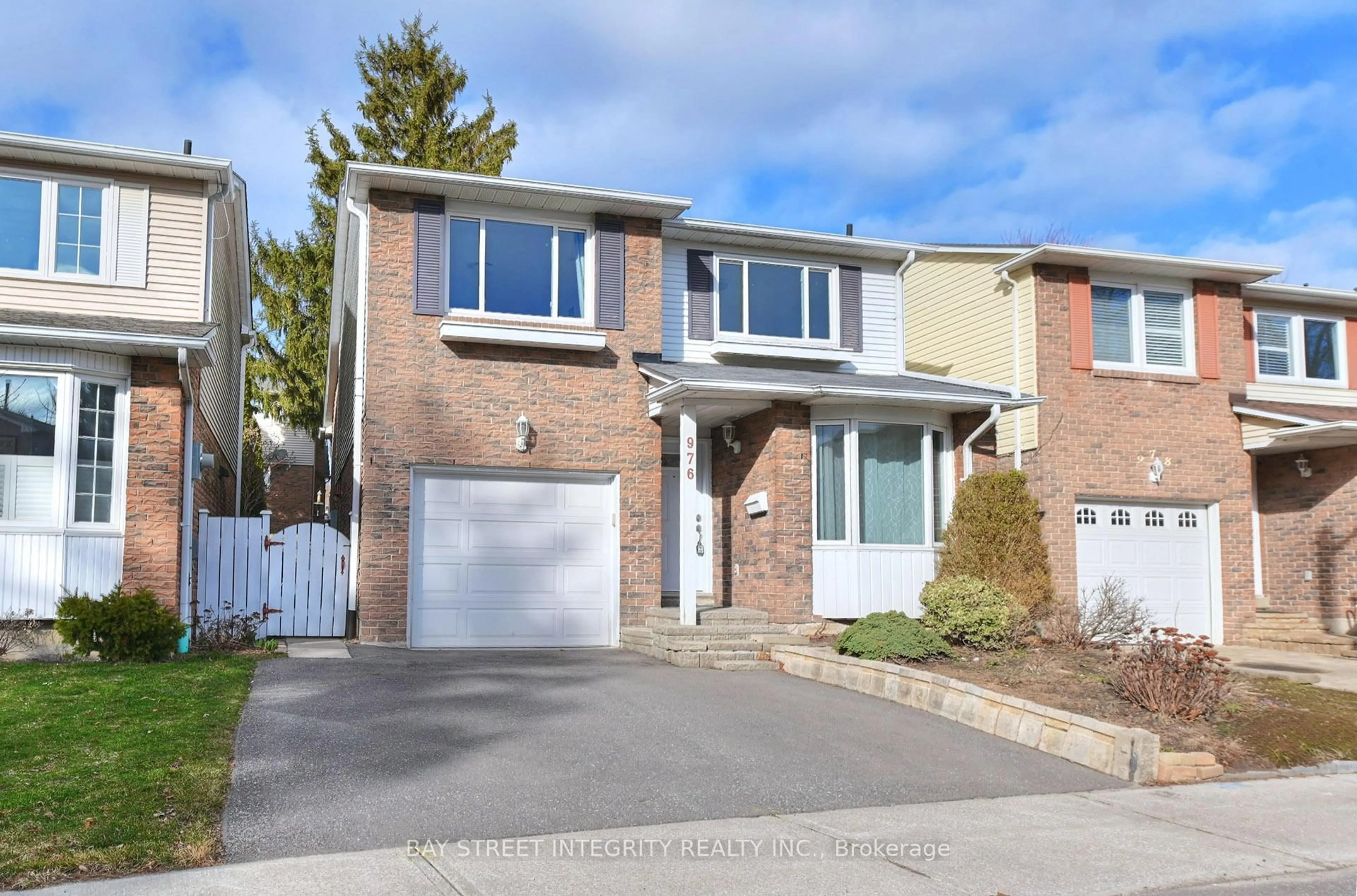 Home with brick exterior material, street for 976 Raintree Lane, Mississauga Ontario L5H 3Y6
