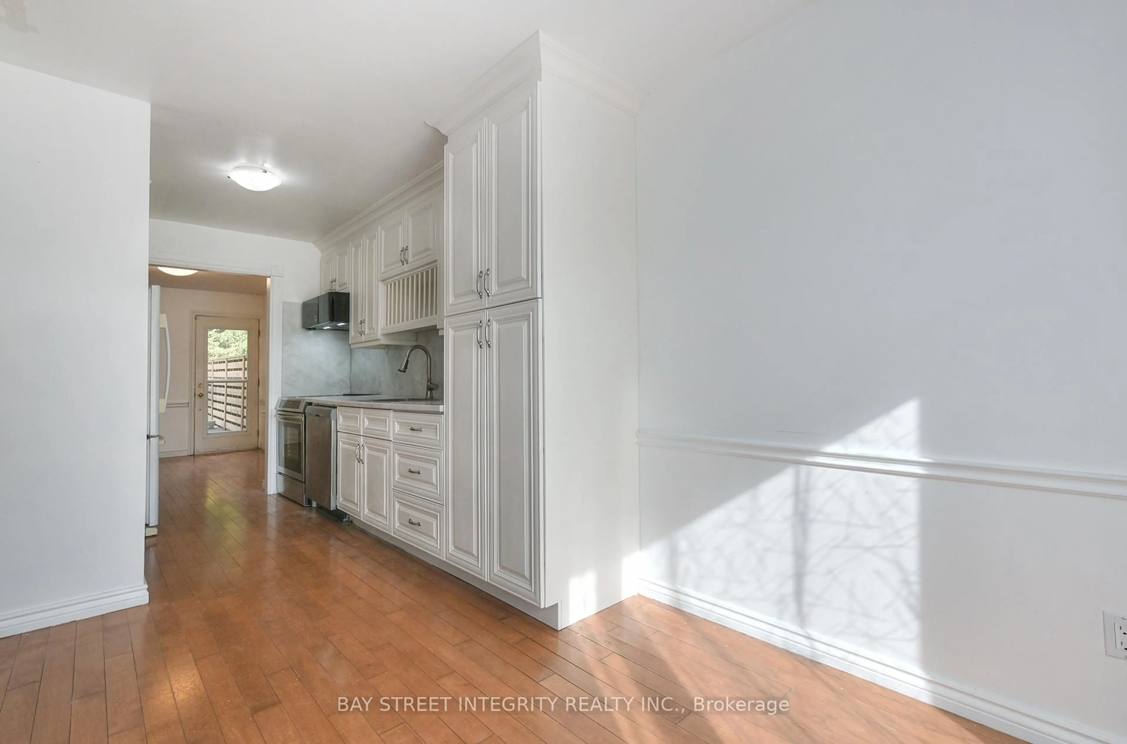 Open concept kitchen, unknown for 976 Raintree Lane, Mississauga Ontario L5H 3Y6