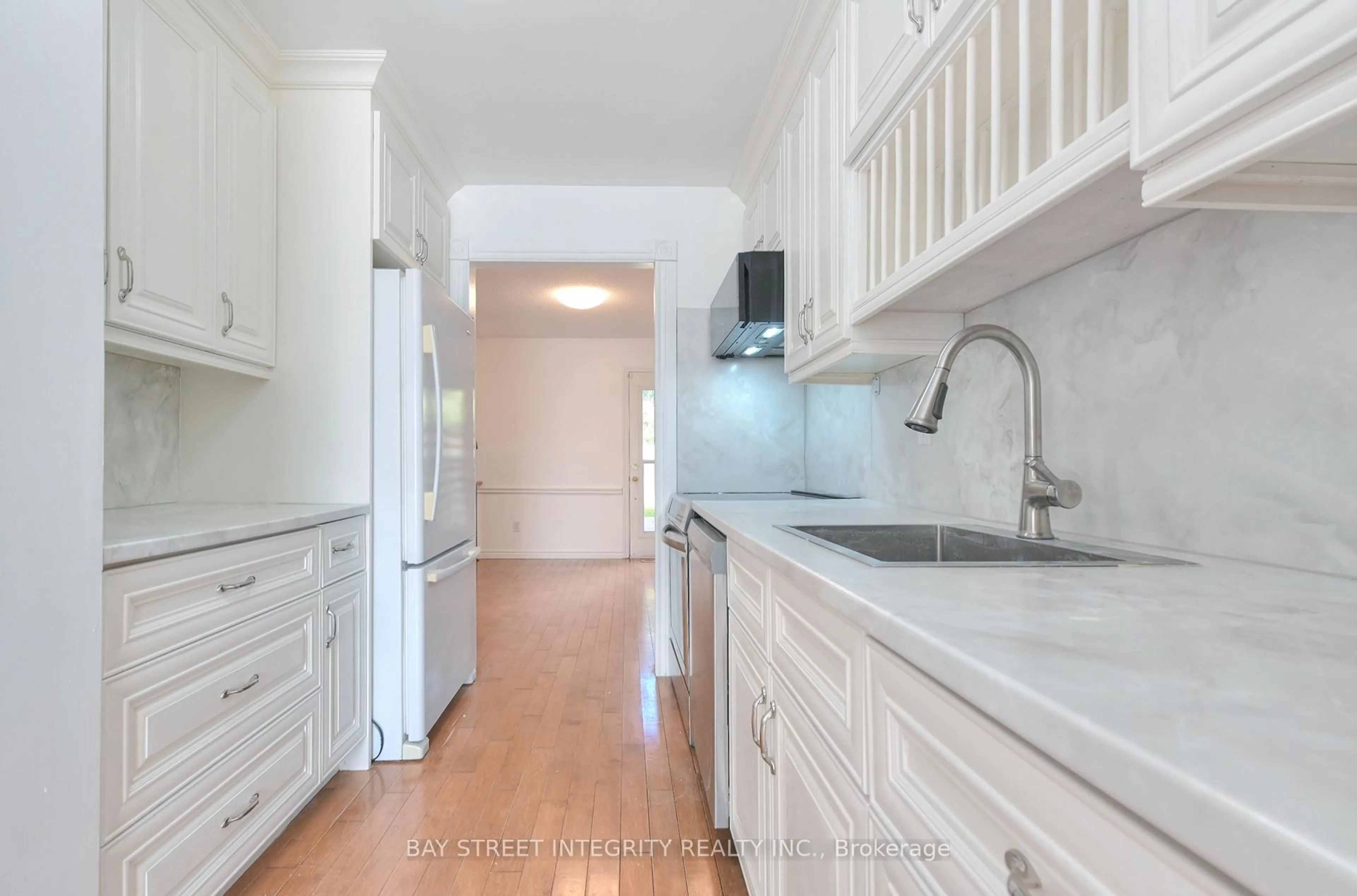 Standard kitchen, unknown for 976 Raintree Lane, Mississauga Ontario L5H 3Y6