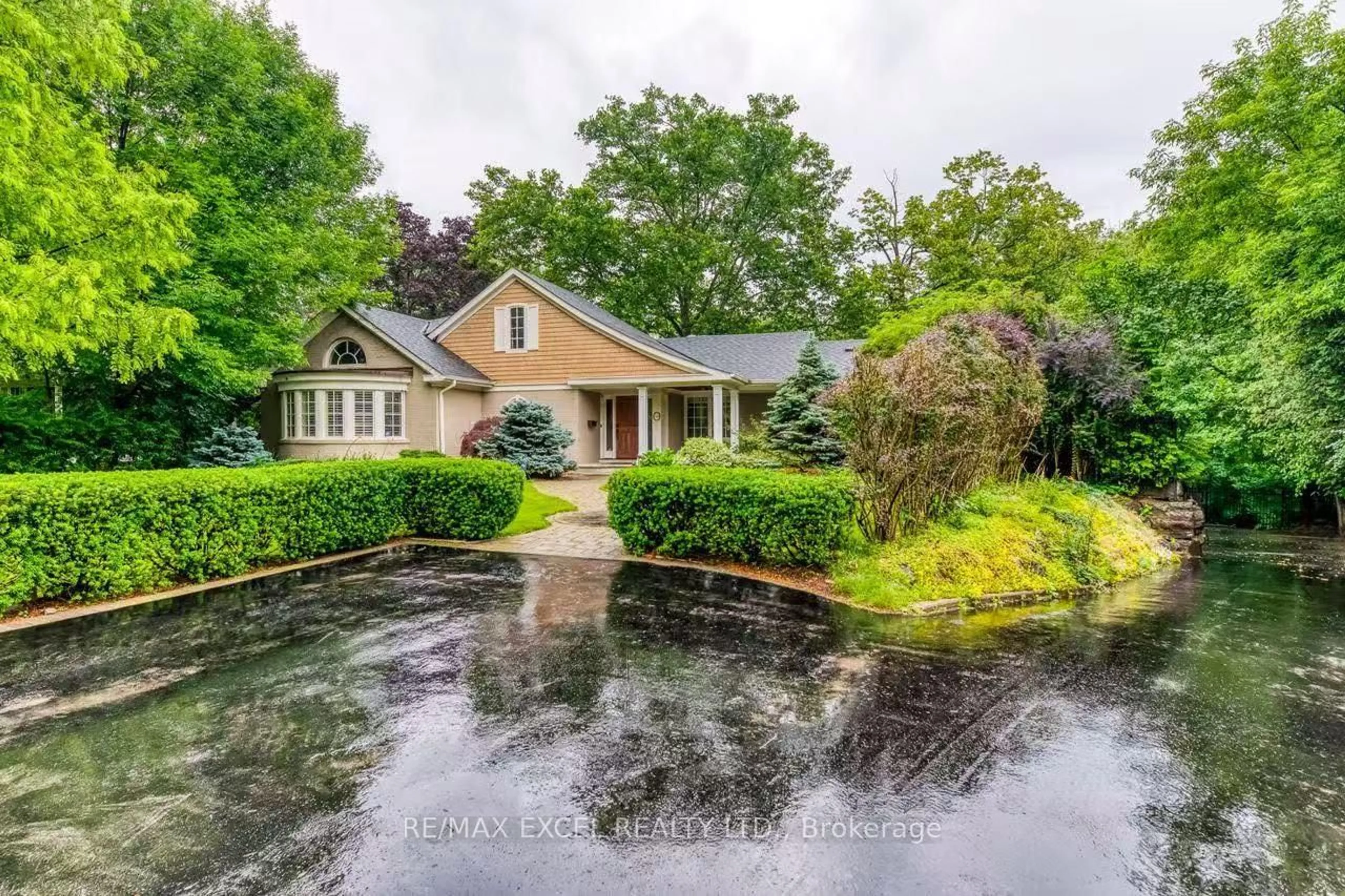 A pic from outside/outdoor area/front of a property/back of a property/a pic from drone, water/lake/river/ocean view for 1110 Balmoral Pl, Oakville Ontario L6J 2L9