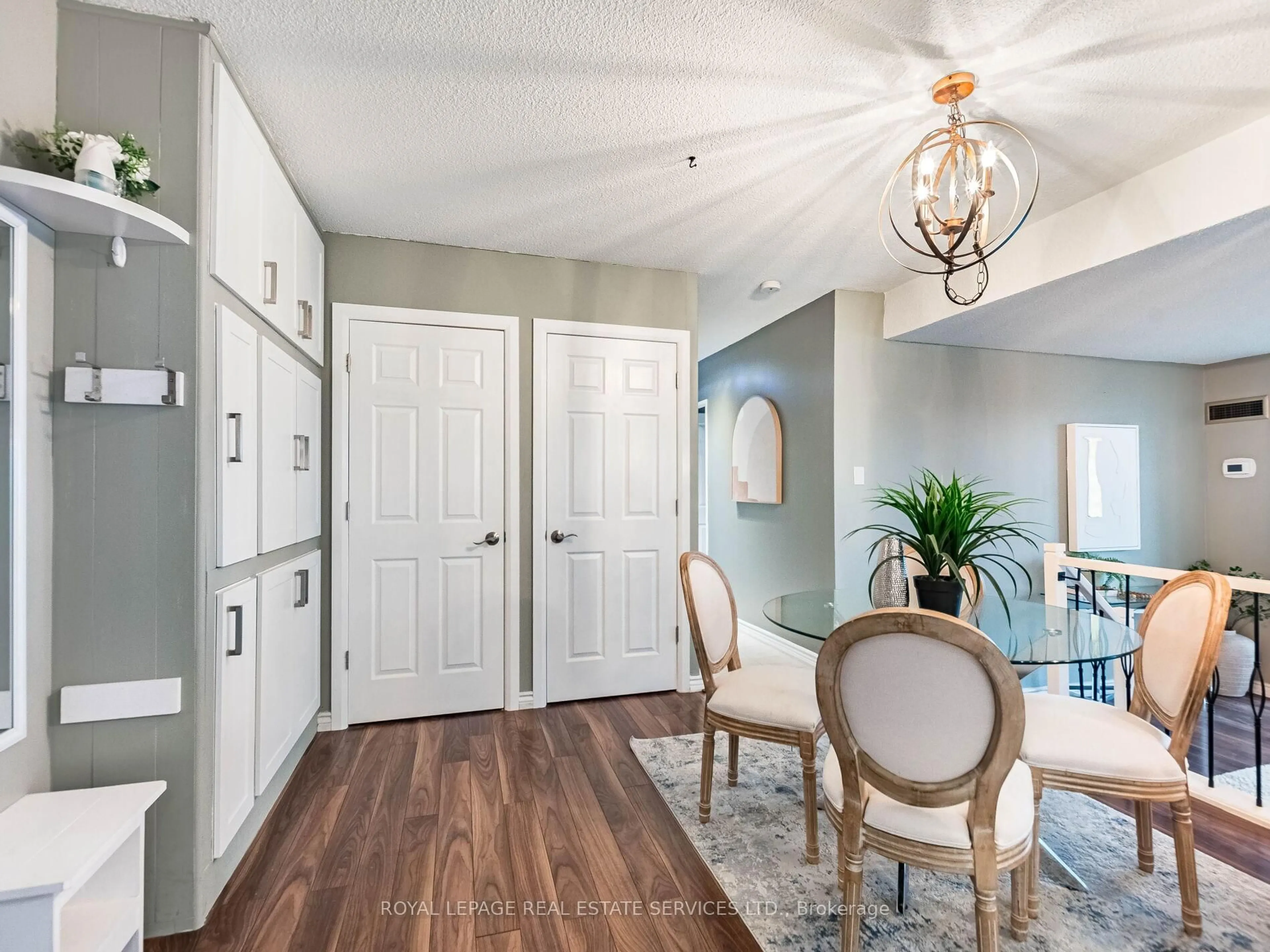 Indoor entryway for 240 Scarlett Rd #1304, Toronto Ontario M6N 4X4