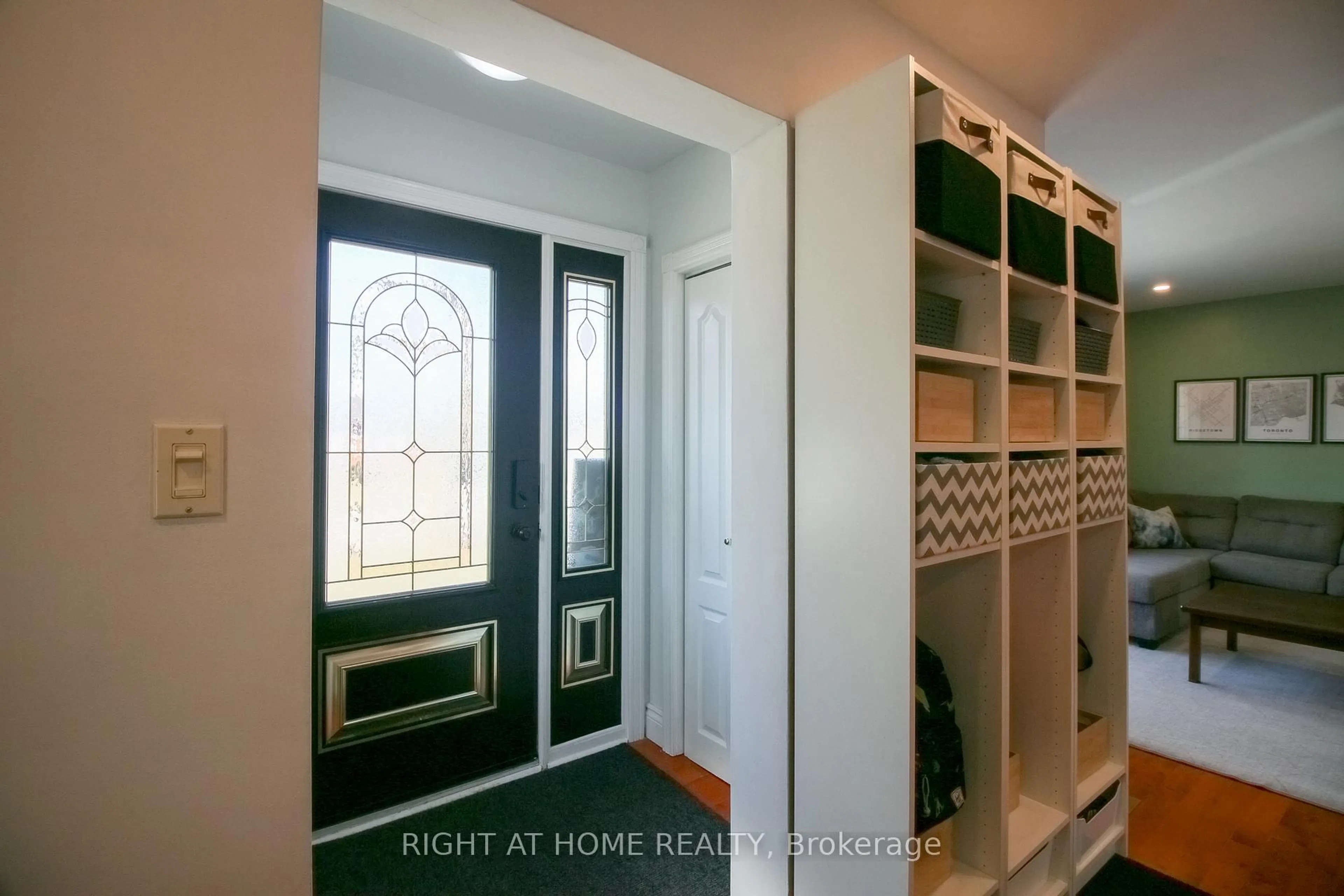 Indoor entryway for 59 Braywin Dr, Toronto Ontario M9P 2P2