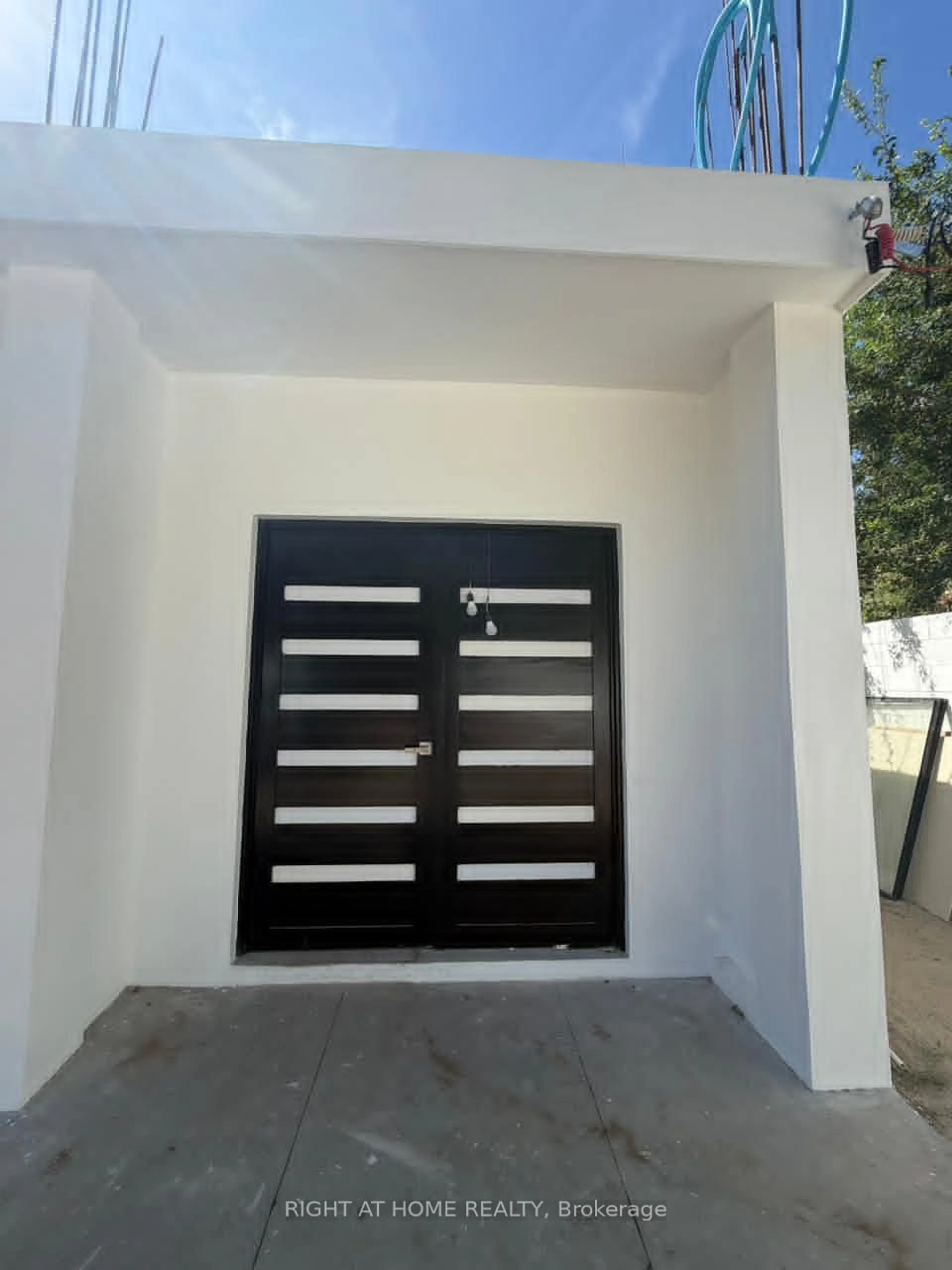 Indoor entryway for 27 Poligono A lot #27, Mississauga Ontario A1A 1A1