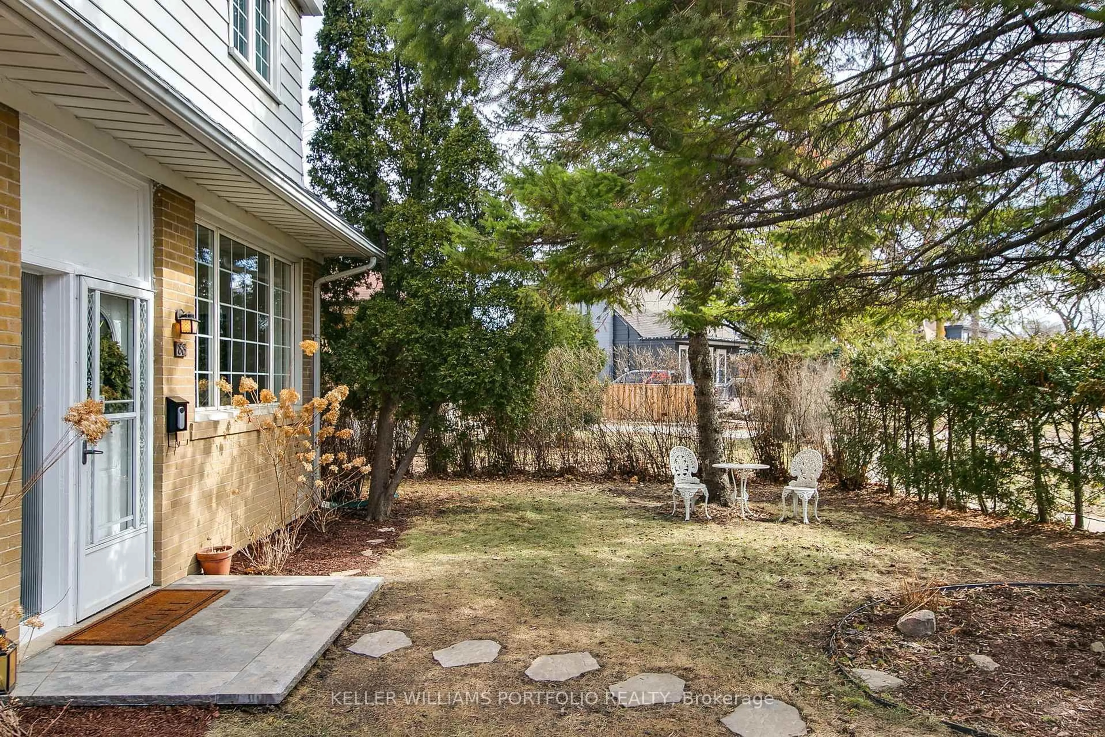 Patio, street for 88 Sabrina Dr Dr, Toronto Ontario M9R 2J9