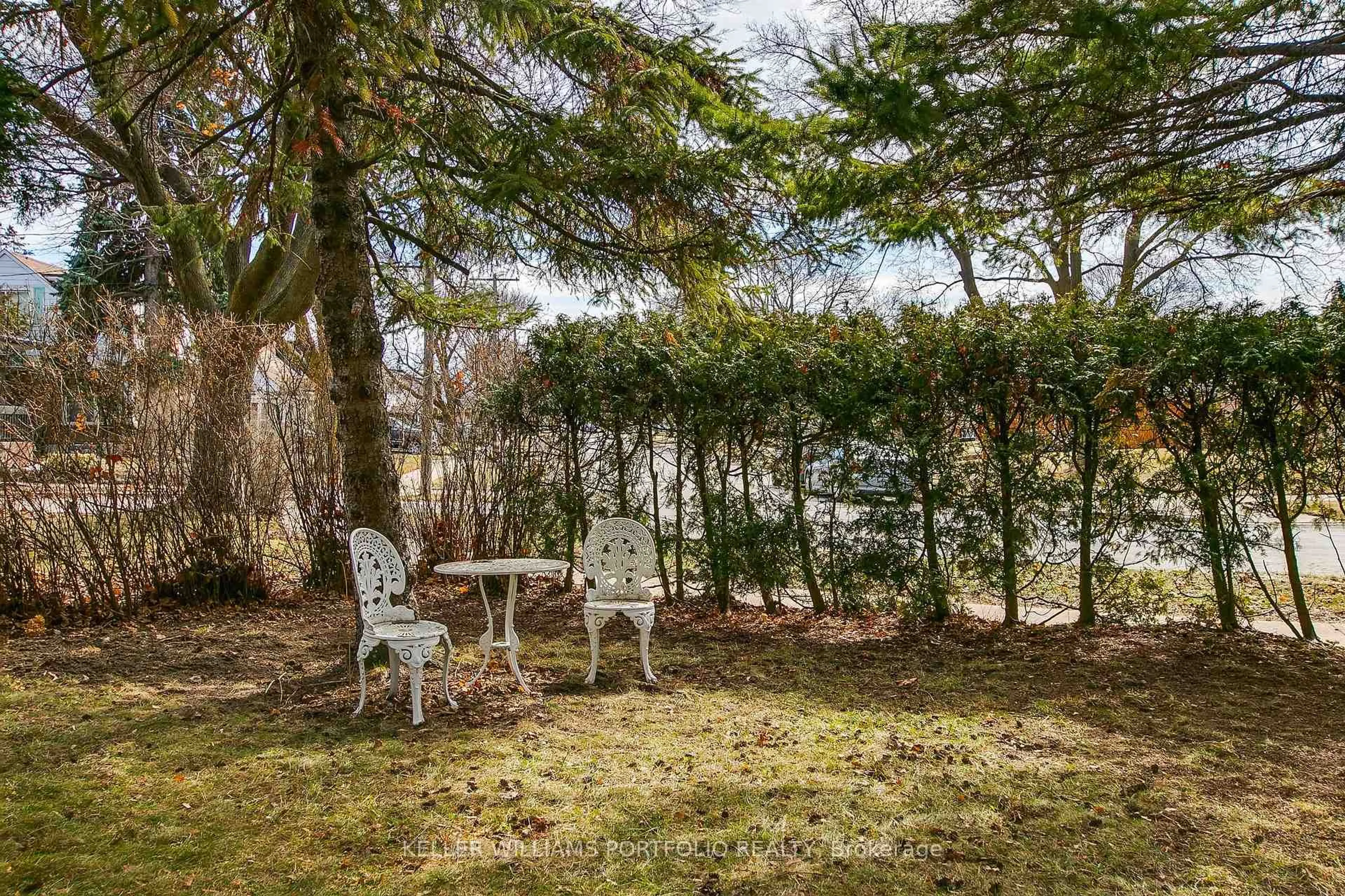 Patio, forest/trees view for 88 Sabrina Dr Dr, Toronto Ontario M9R 2J9