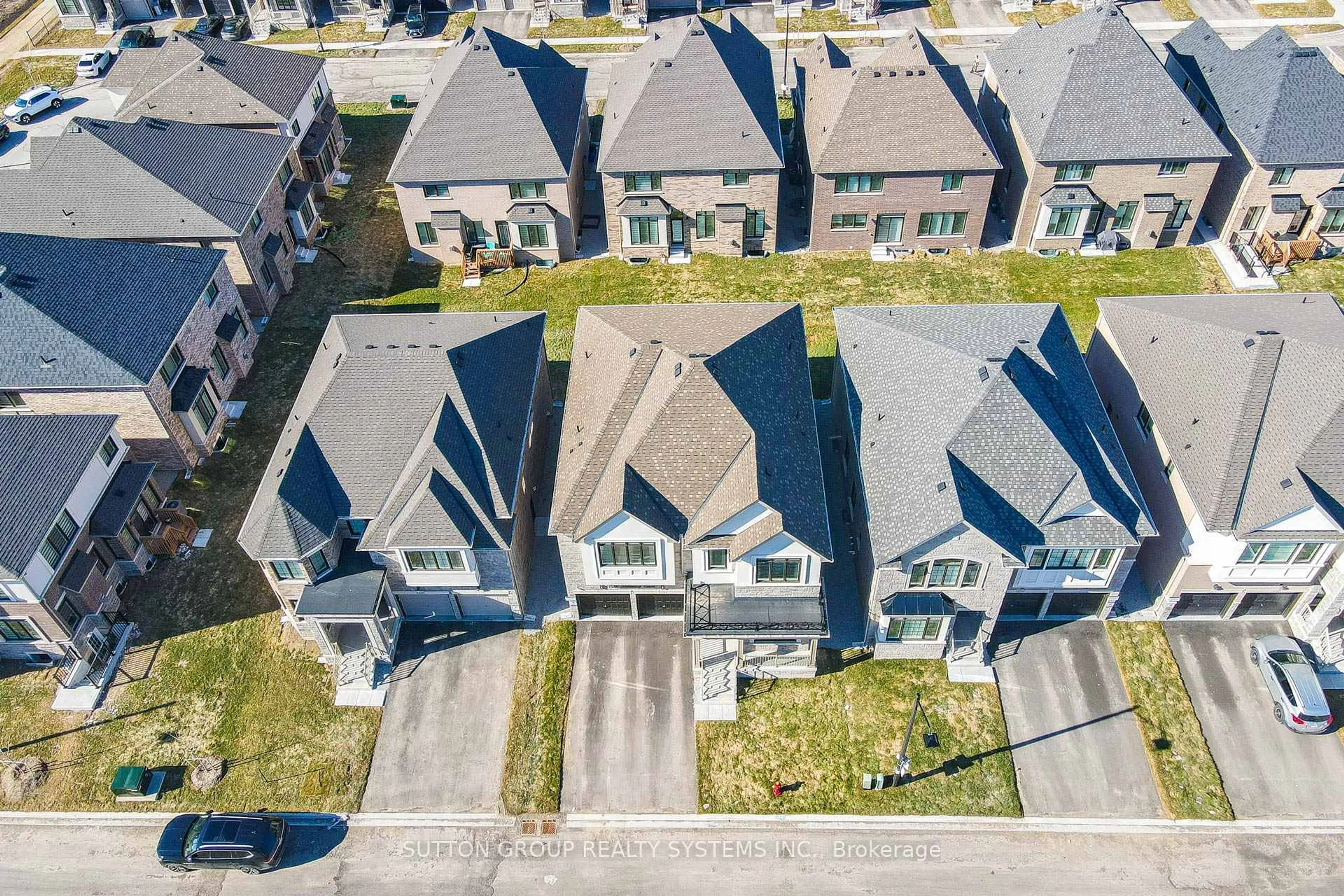 A pic from outside/outdoor area/front of a property/back of a property/a pic from drone, street for 1530 Buttercup Crt, Milton Ontario L9E 2G3