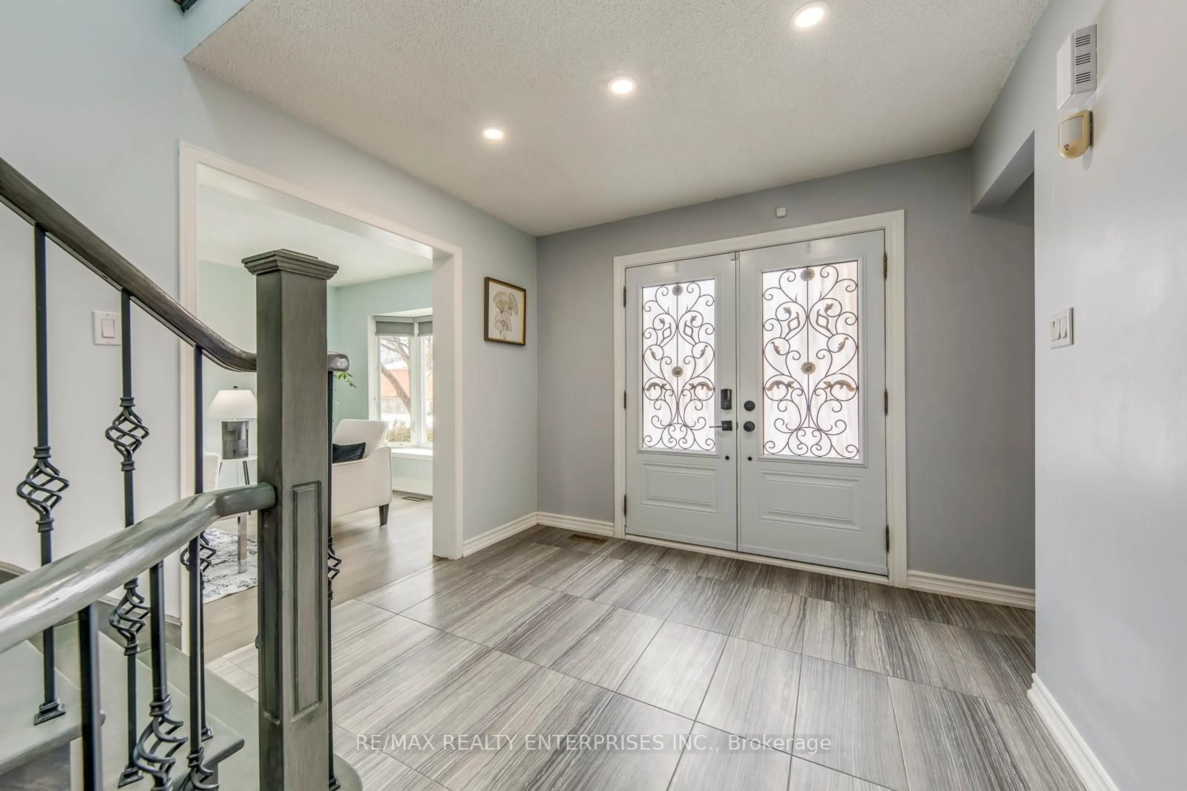 Indoor entryway for 2519 Wynten Way, Oakville Ontario L6J 7K5