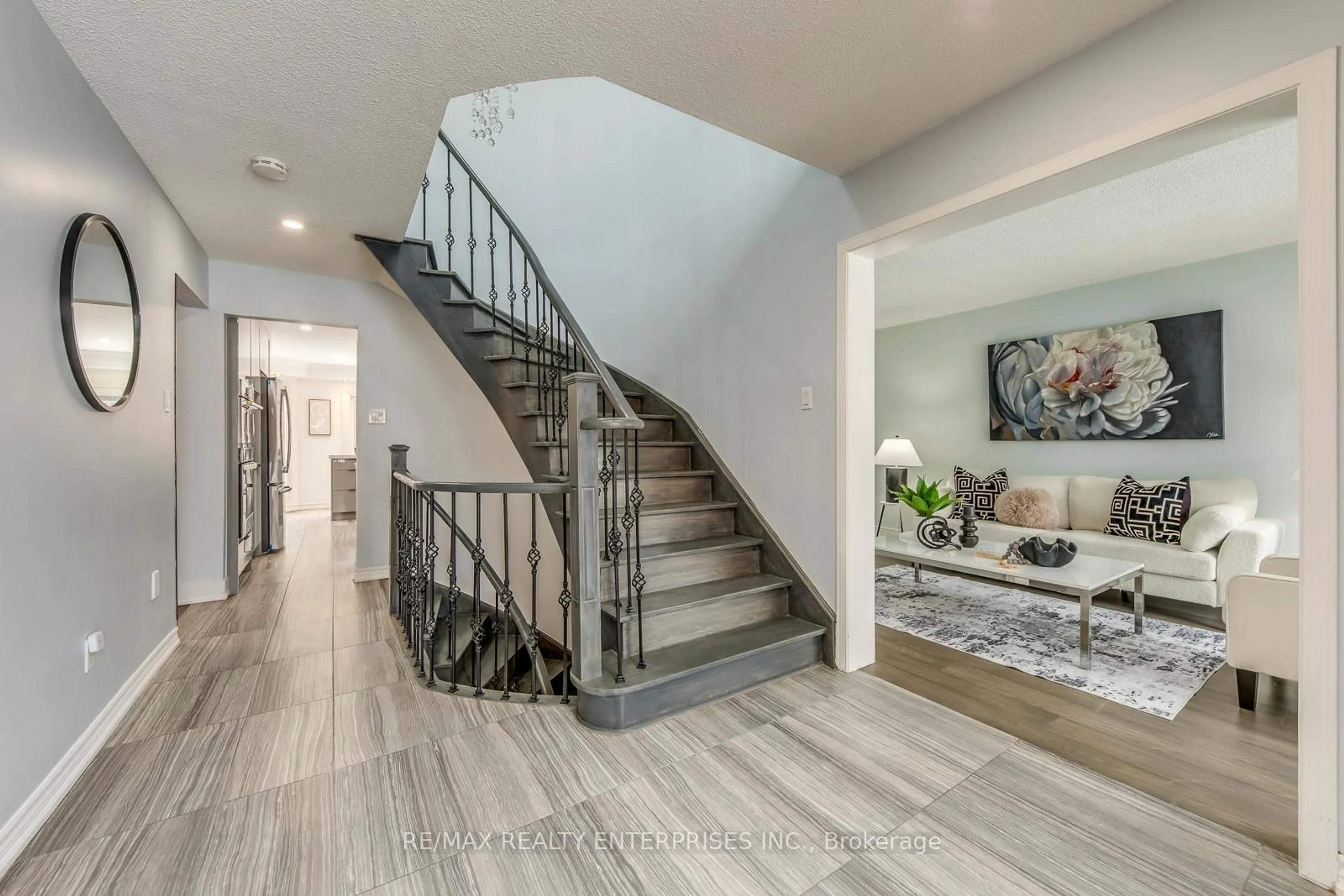 Indoor entryway for 2519 Wynten Way, Oakville Ontario L6J 7K5