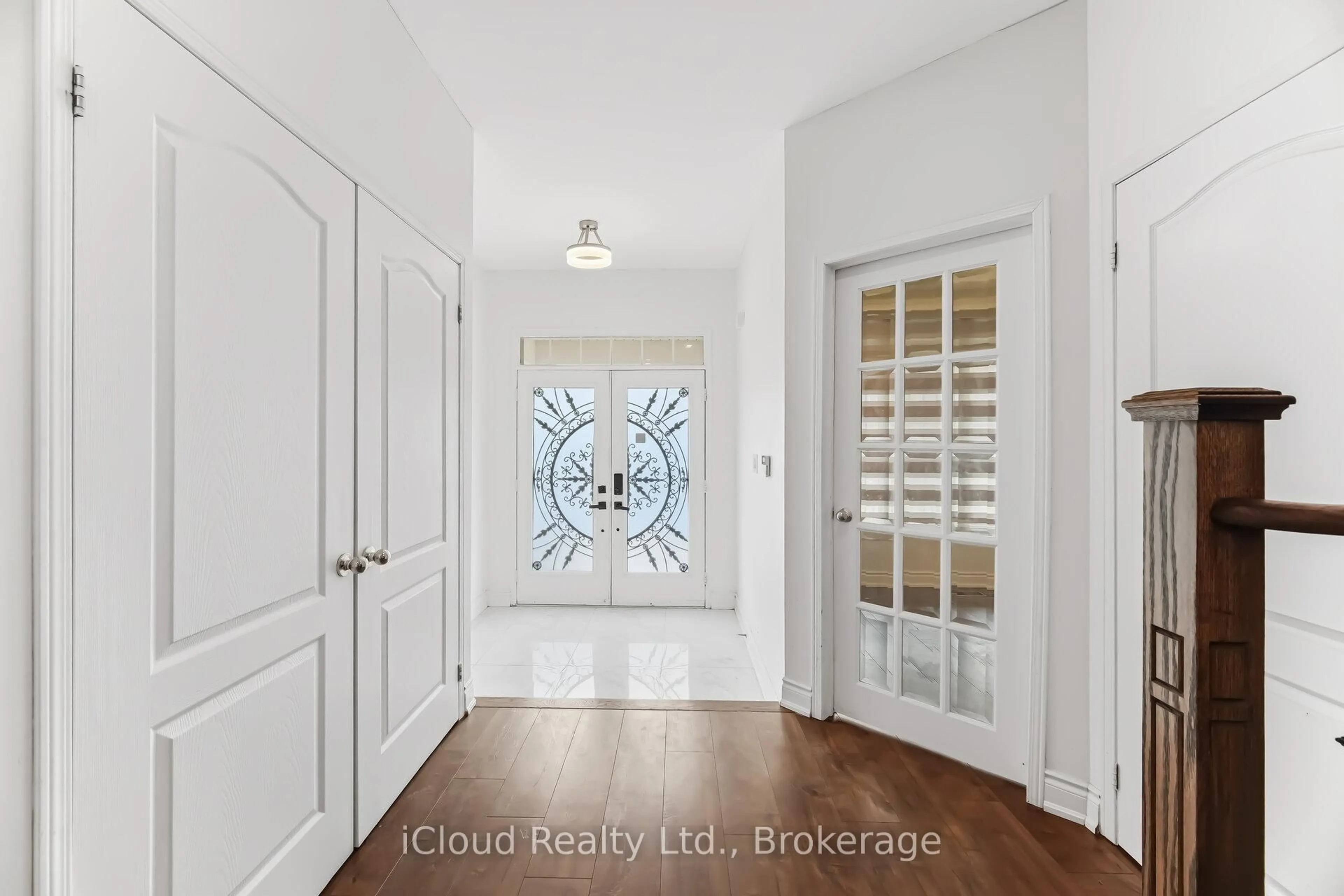 Indoor entryway for 81 Crown Victoria Dr, Brampton Ontario L7A 3X1