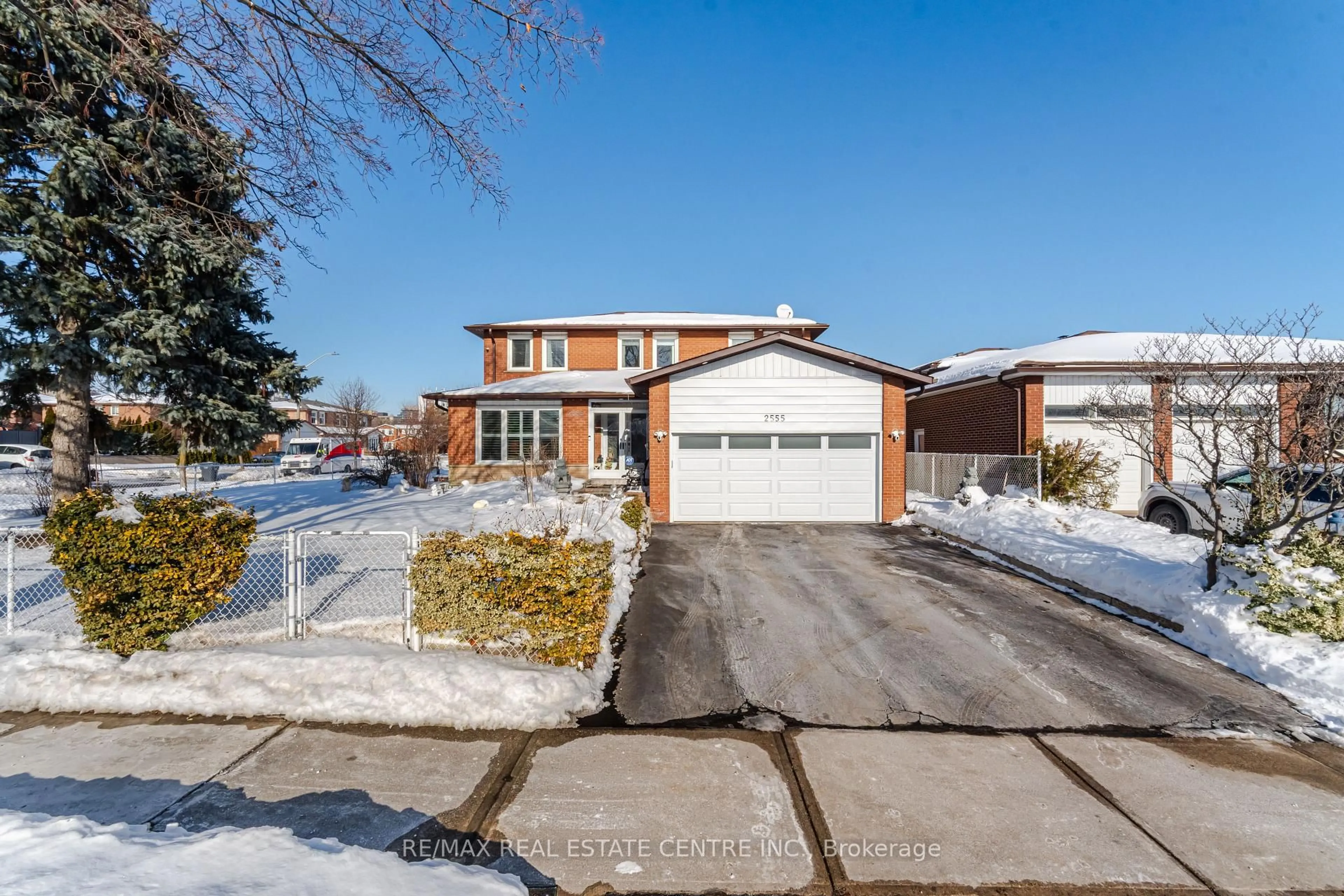 Home with brick exterior material, street for 2555 Cynara Rd, Mississauga Ontario L5B 2R5
