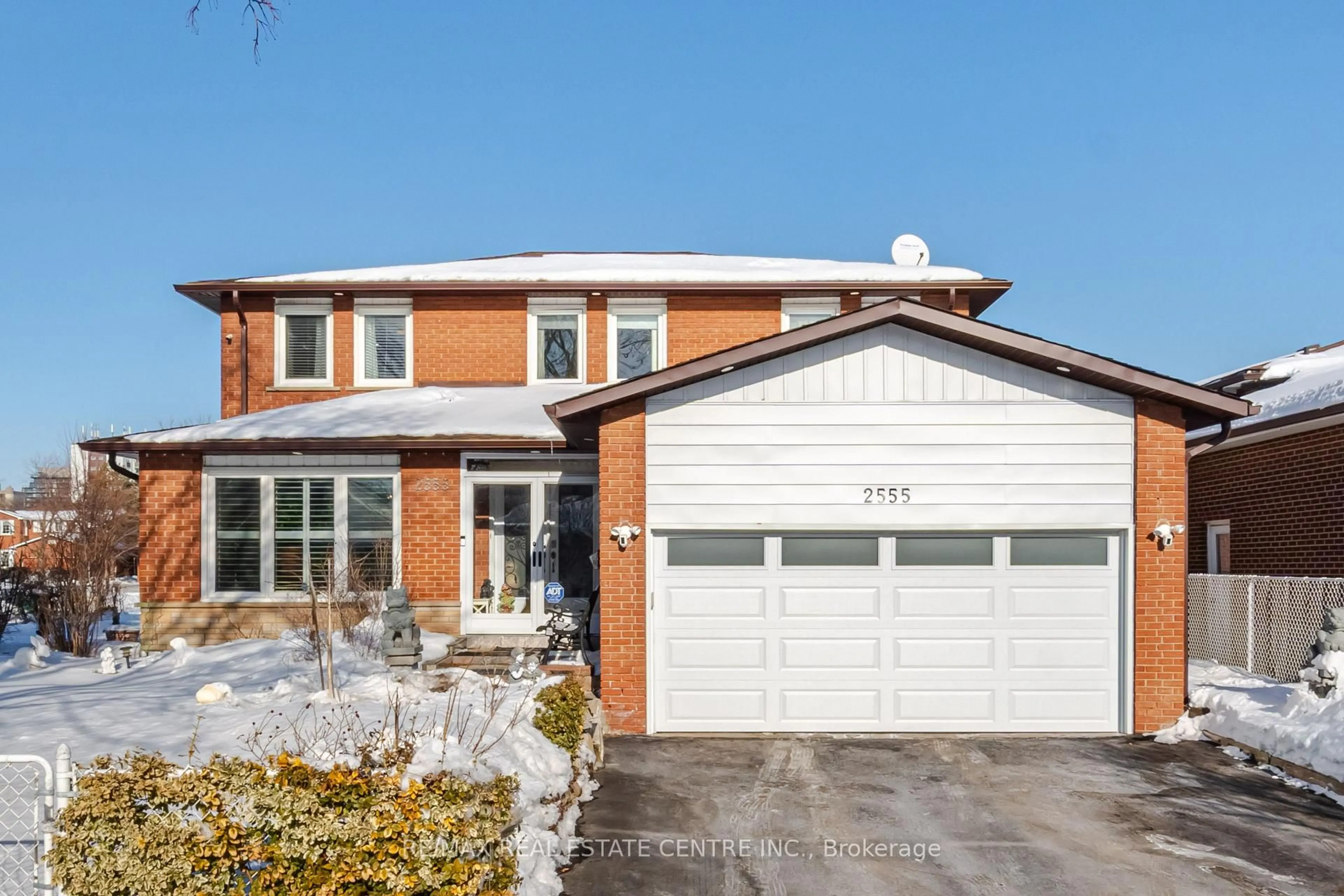 Home with brick exterior material, street for 2555 Cynara Rd, Mississauga Ontario L5B 2R5